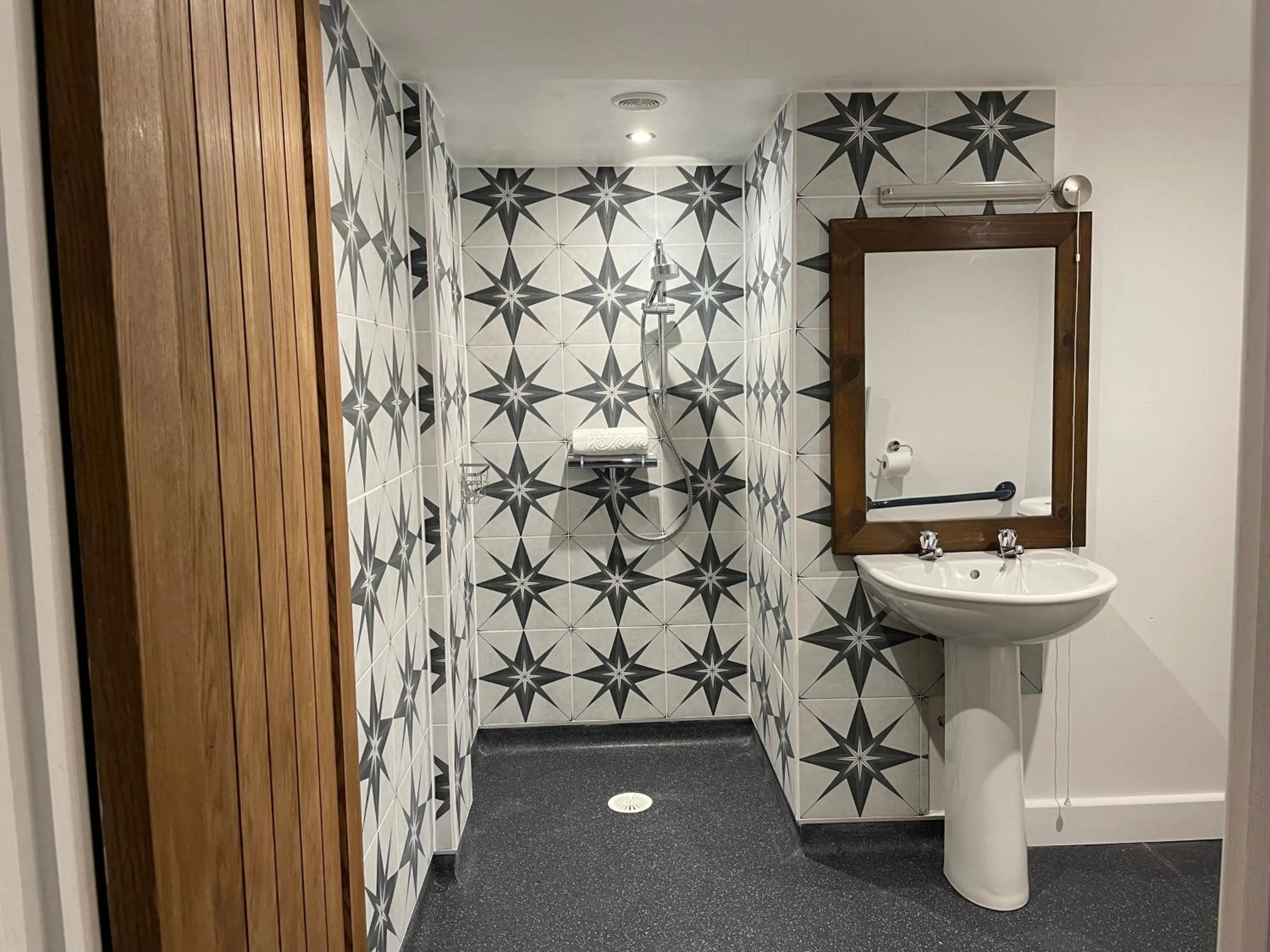 Shower in The Cridford Inn