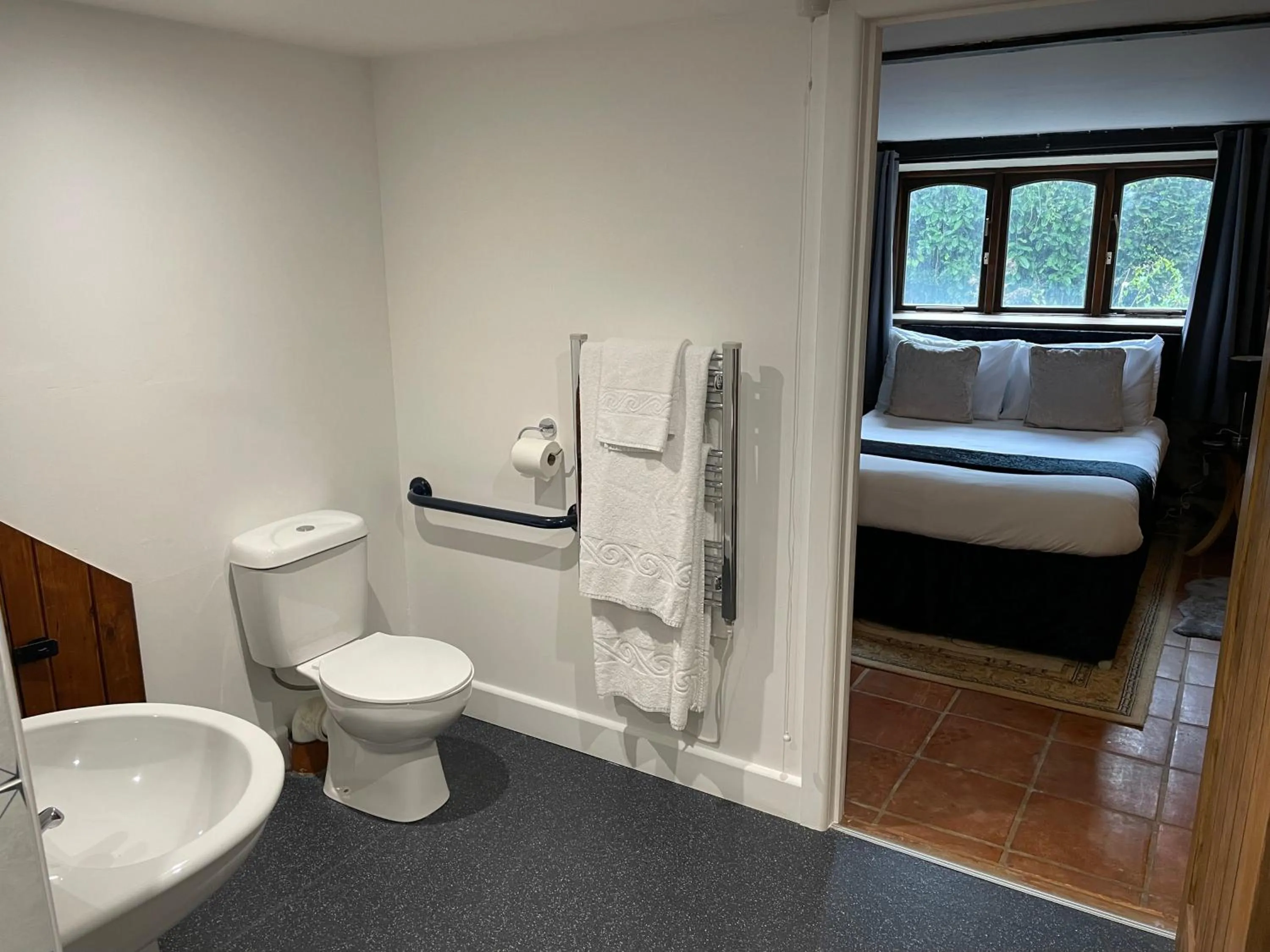 Bathroom, Bed in The Cridford Inn