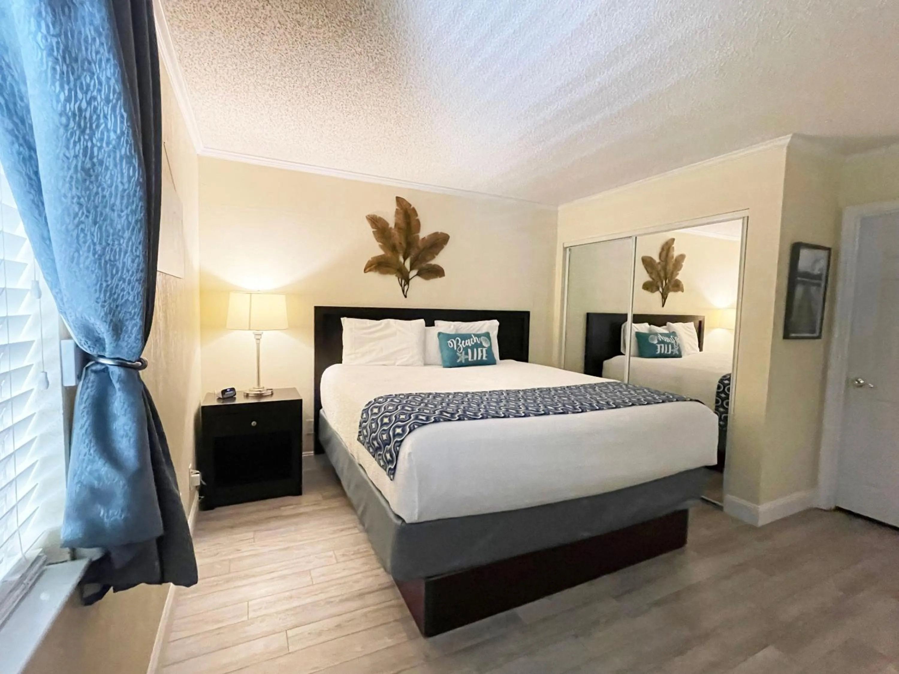 Bed in Amazing Waterfront Views Resort, Enjoy Heated Pool & Sunset!