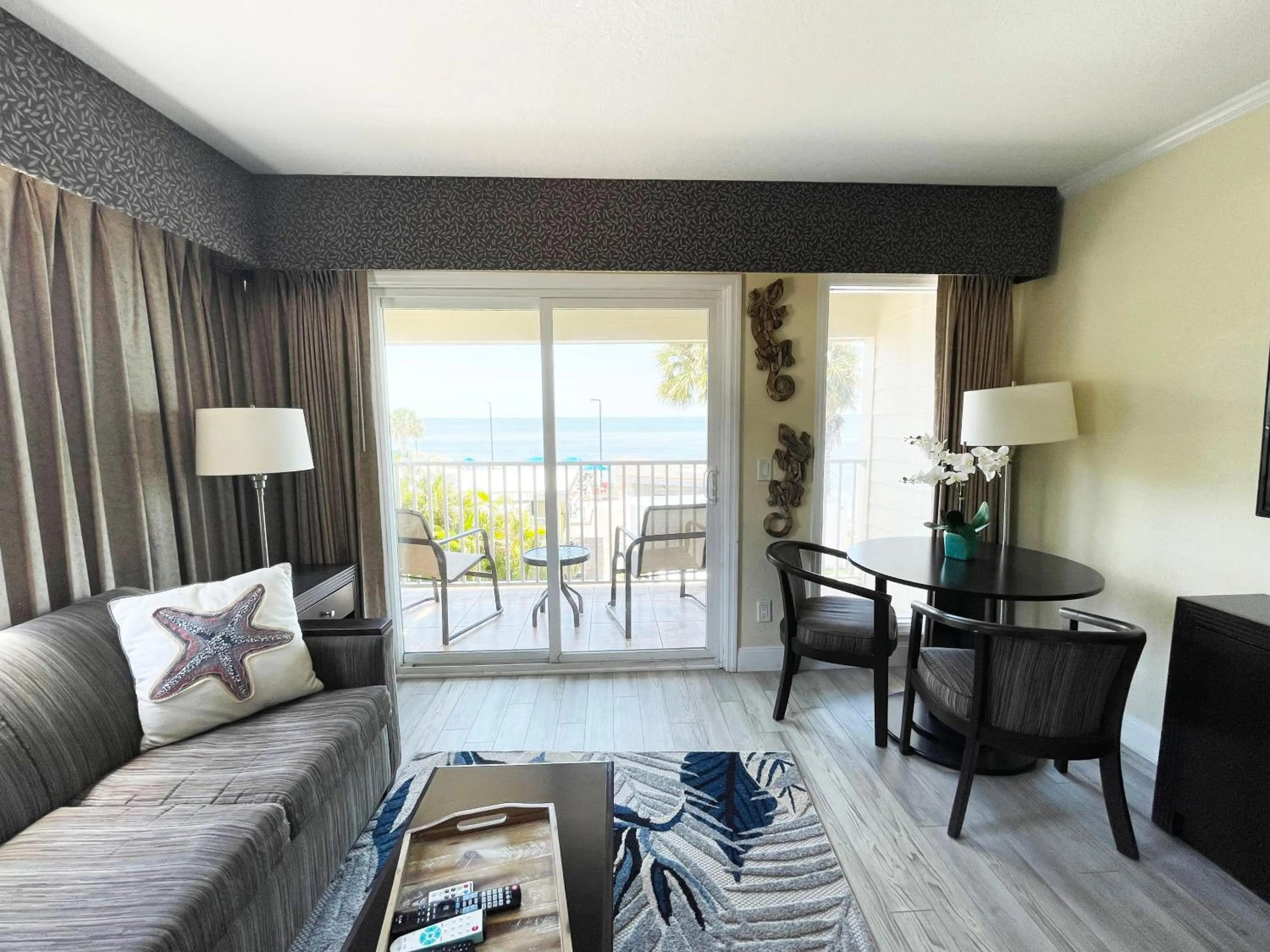 Amazing Waterfront Views Resort, Enjoy Heated Pool & Sunset!