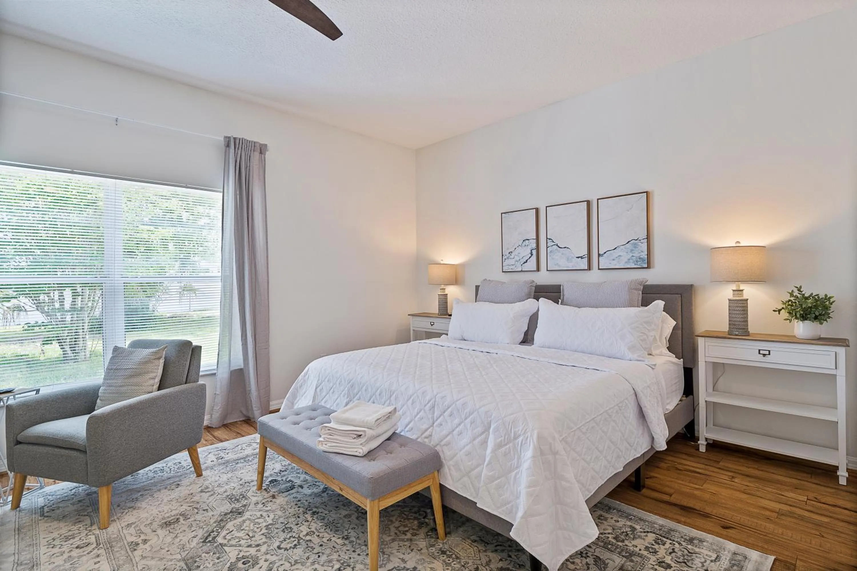 WHISPERING PALM Newly renovated cozy fenced in pool home - sleeps 8