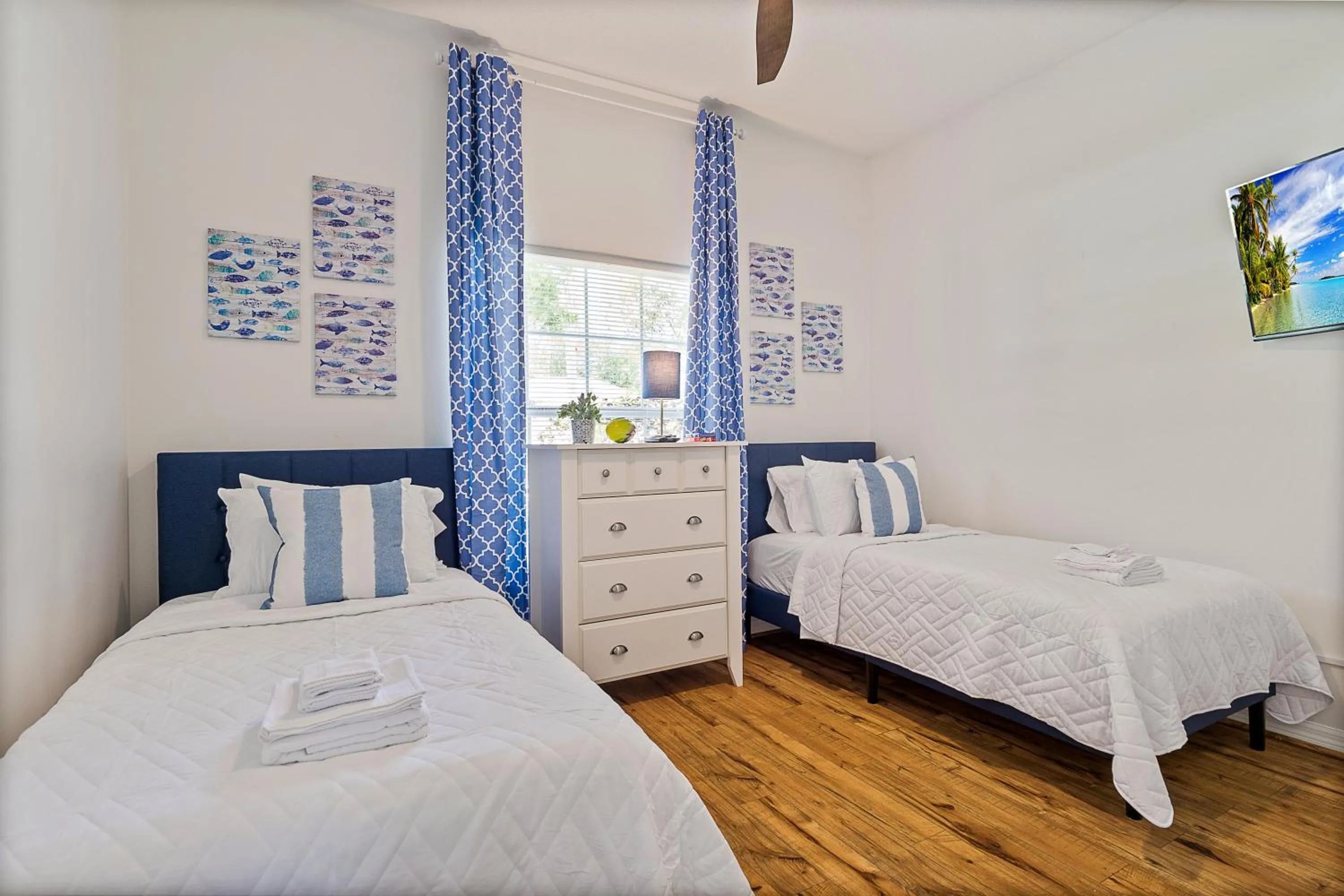 WHISPERING PALM Newly renovated cozy fenced in pool home - sleeps 8
