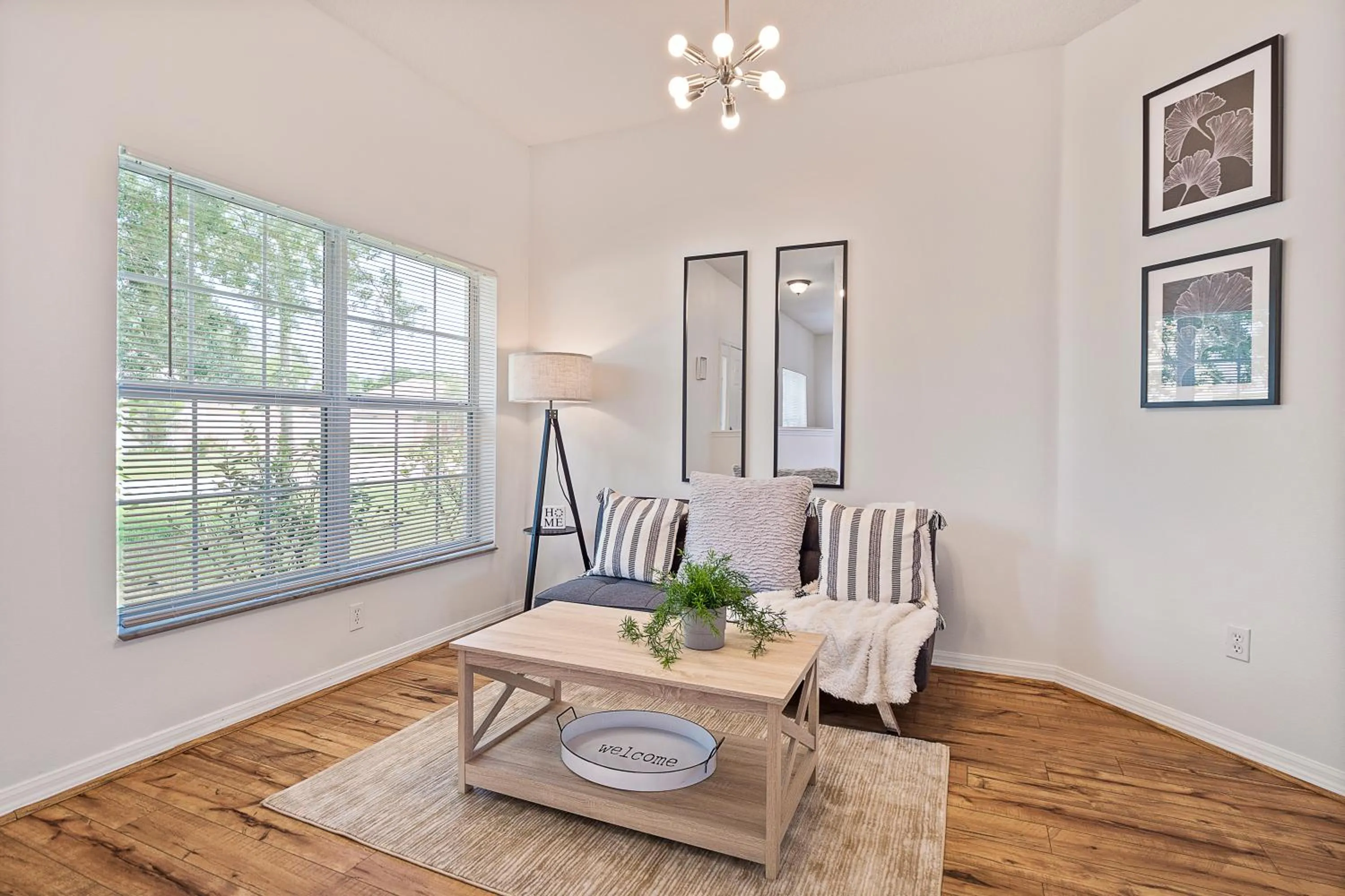 WHISPERING PALM Newly renovated cozy fenced in pool home - sleeps 8