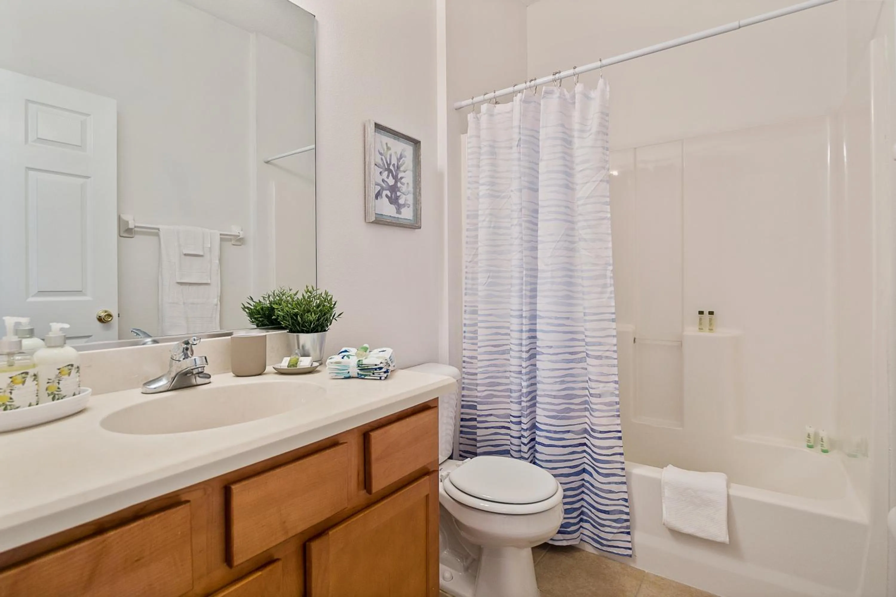 WHISPERING PALM Newly renovated cozy fenced in pool home - sleeps 8