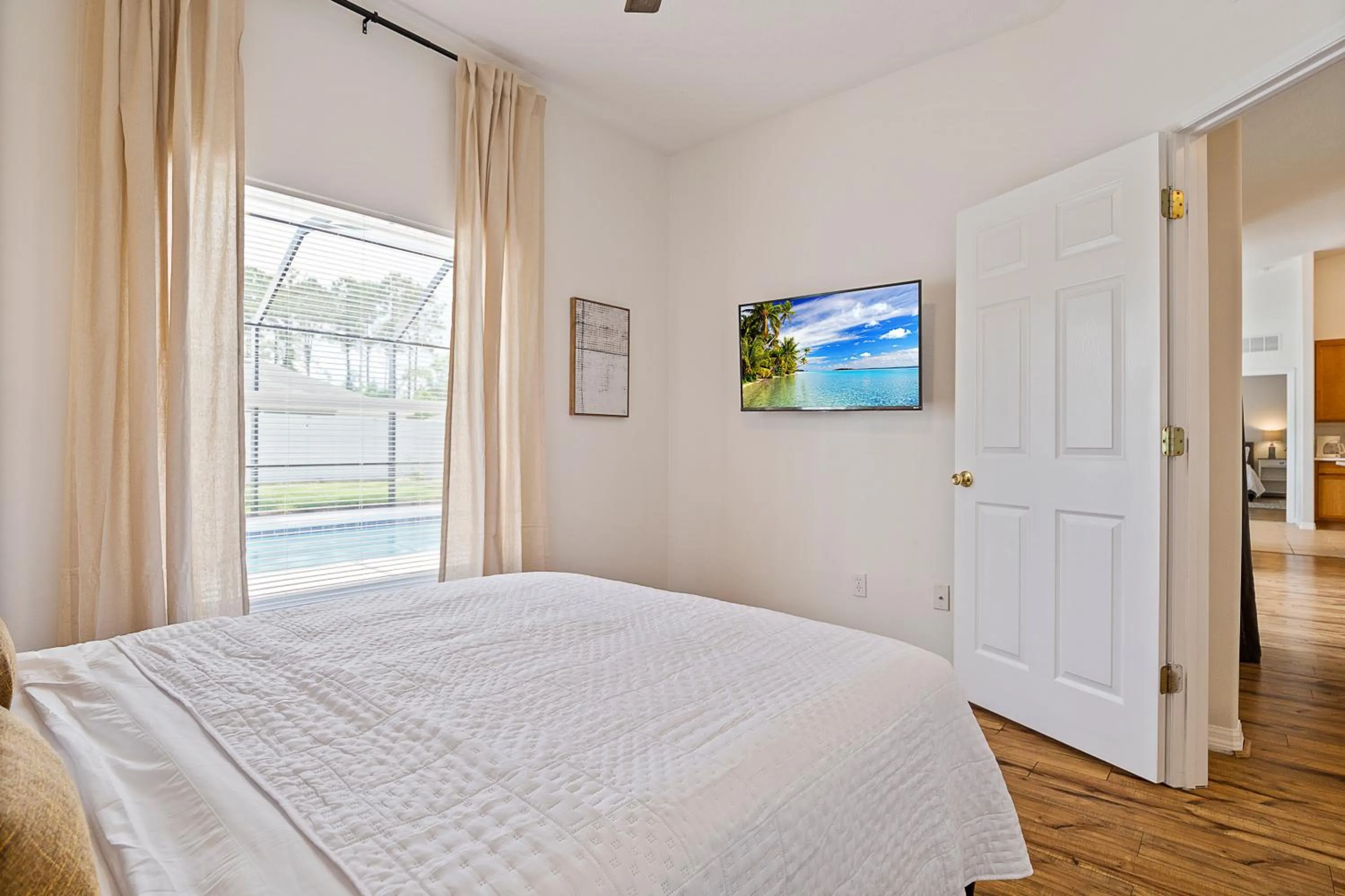 WHISPERING PALM Newly renovated cozy fenced in pool home - sleeps 8