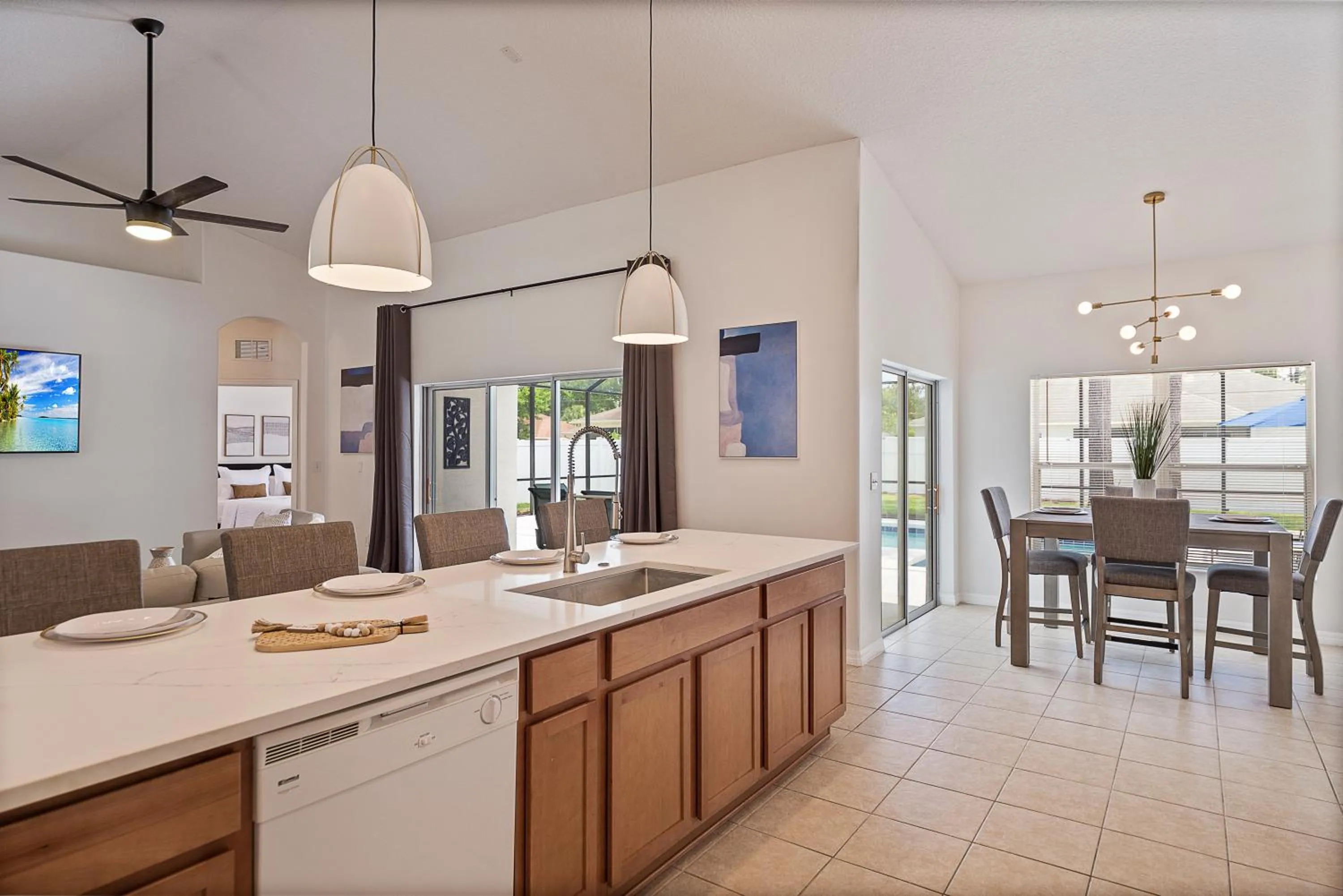 WHISPERING PALM Newly renovated cozy fenced in pool home - sleeps 8