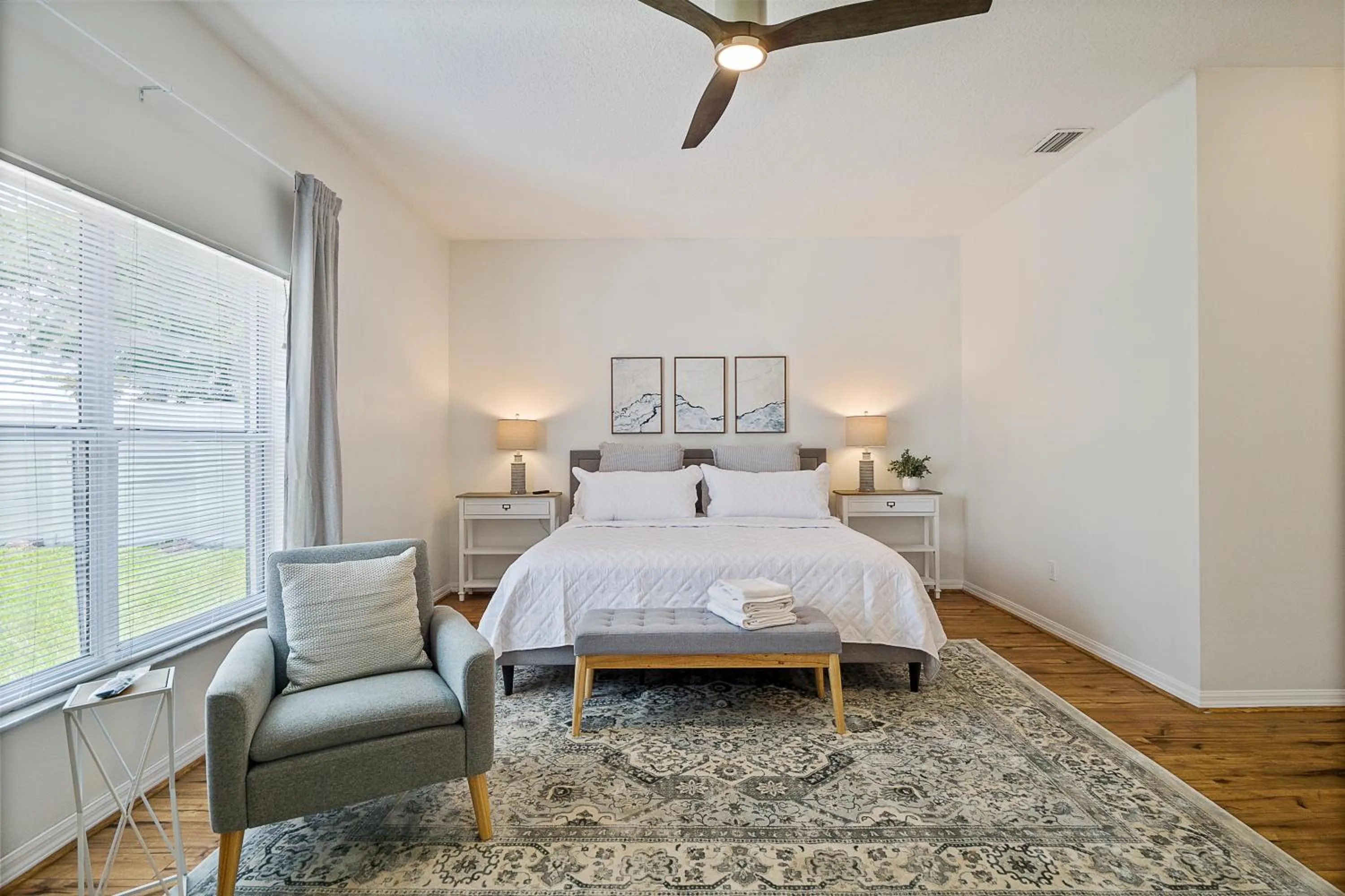 WHISPERING PALM Newly renovated cozy fenced in pool home - sleeps 8