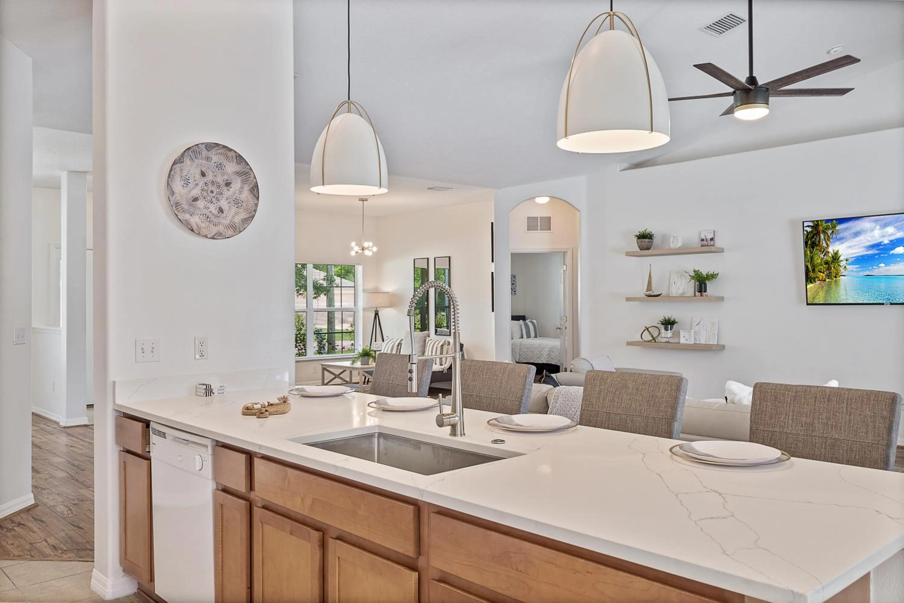 WHISPERING PALM Newly renovated cozy fenced in pool home - sleeps 8