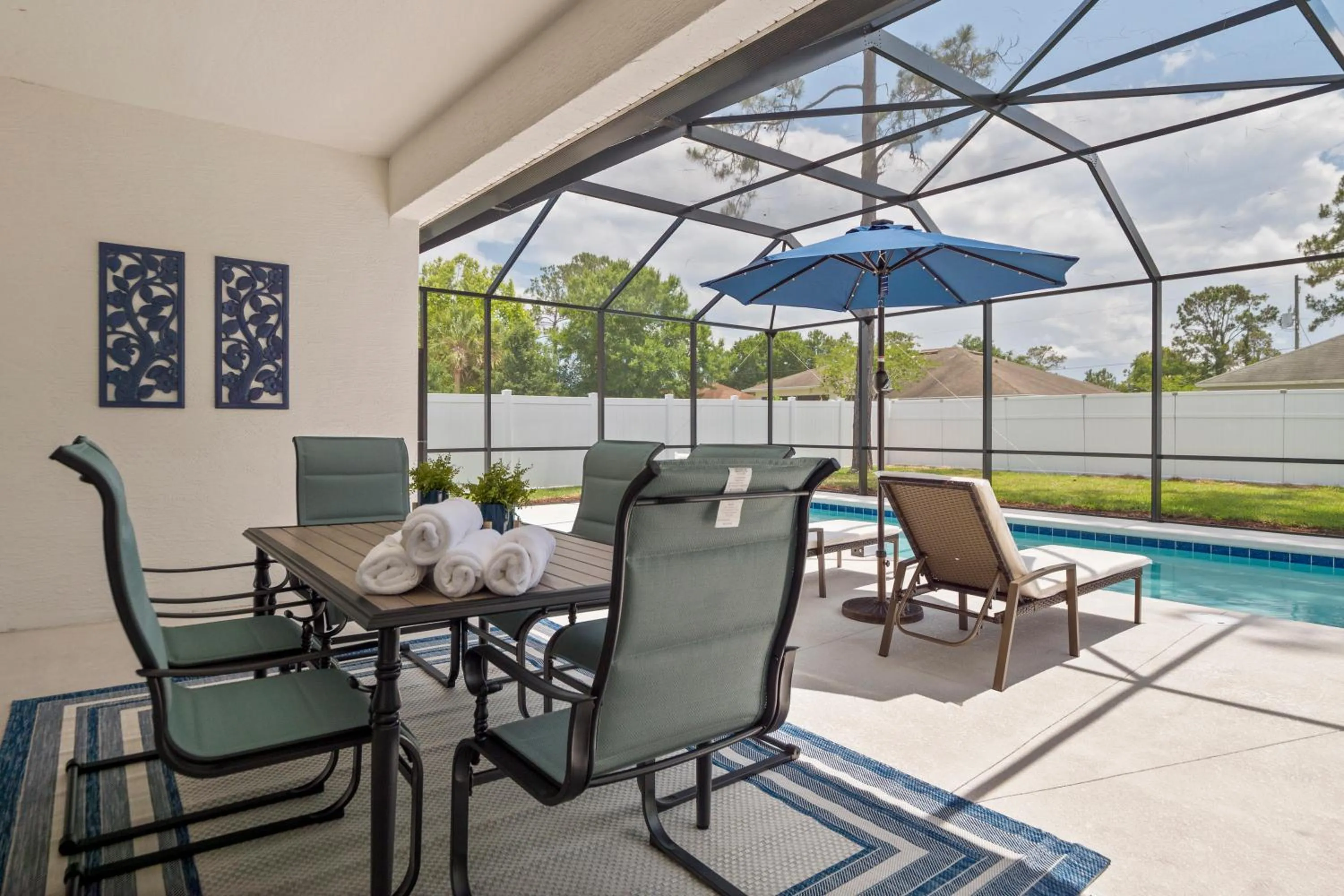 WHISPERING PALM Newly renovated cozy fenced in pool home - sleeps 8