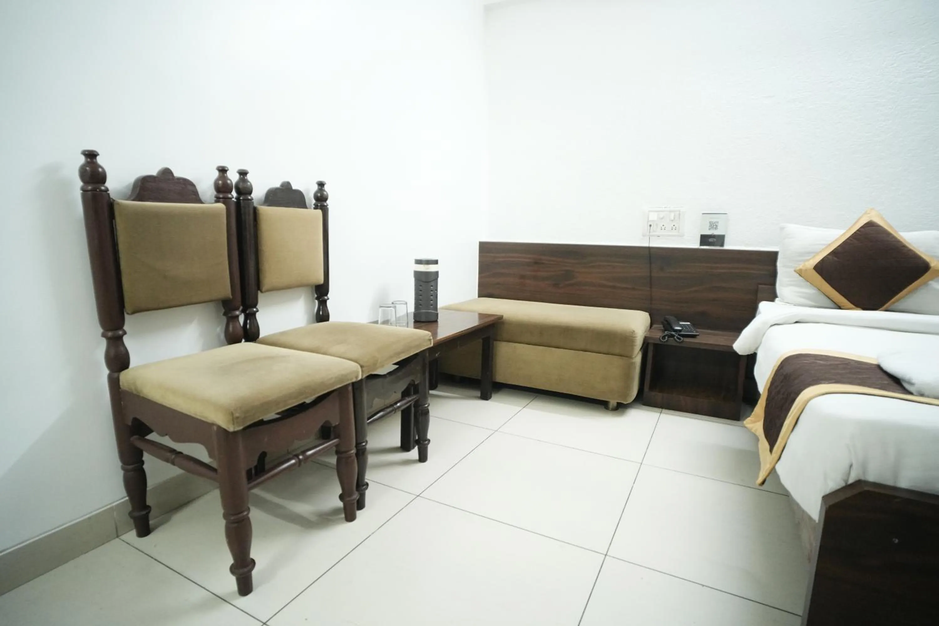 Seating area, Bed in Hotel Kartiki