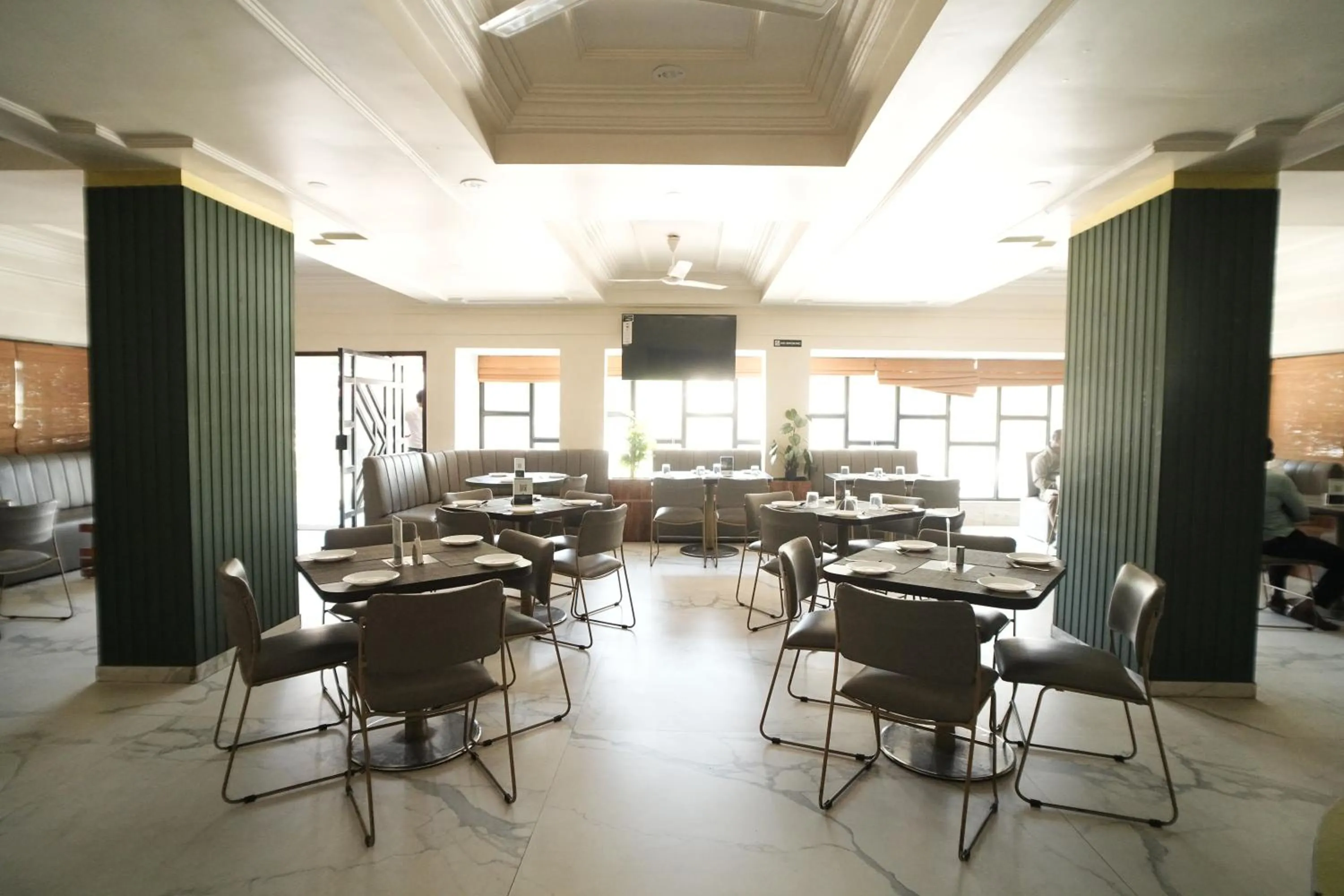 Restaurant/places to eat in Hotel Kartiki