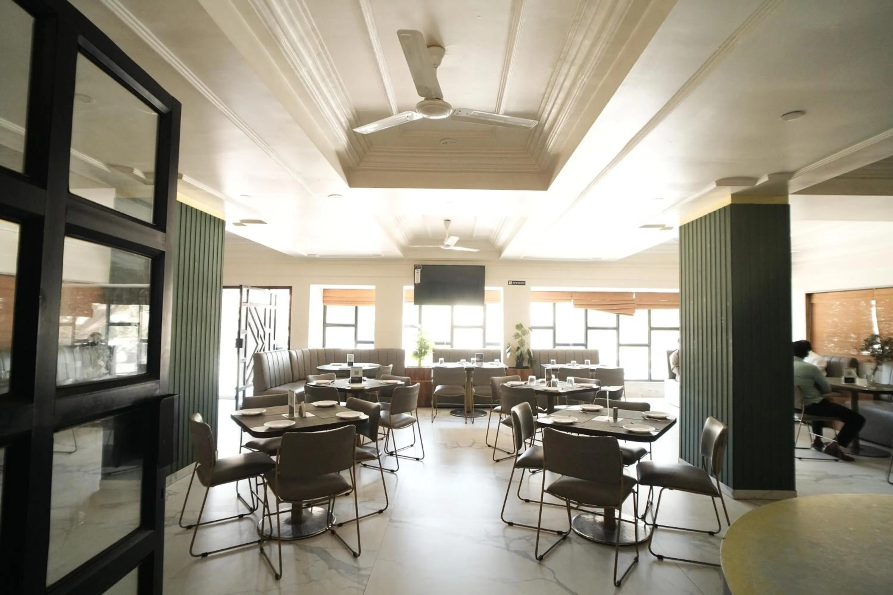 Restaurant/places to eat in Hotel Kartiki