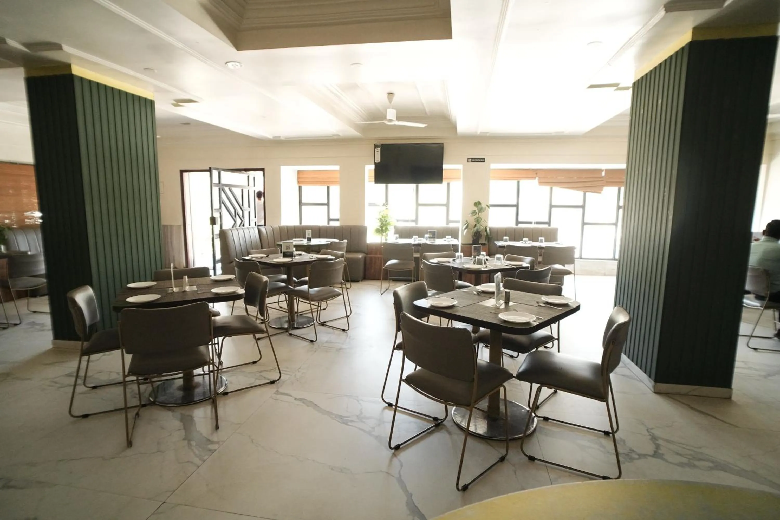 Restaurant/places to eat in Hotel Kartiki