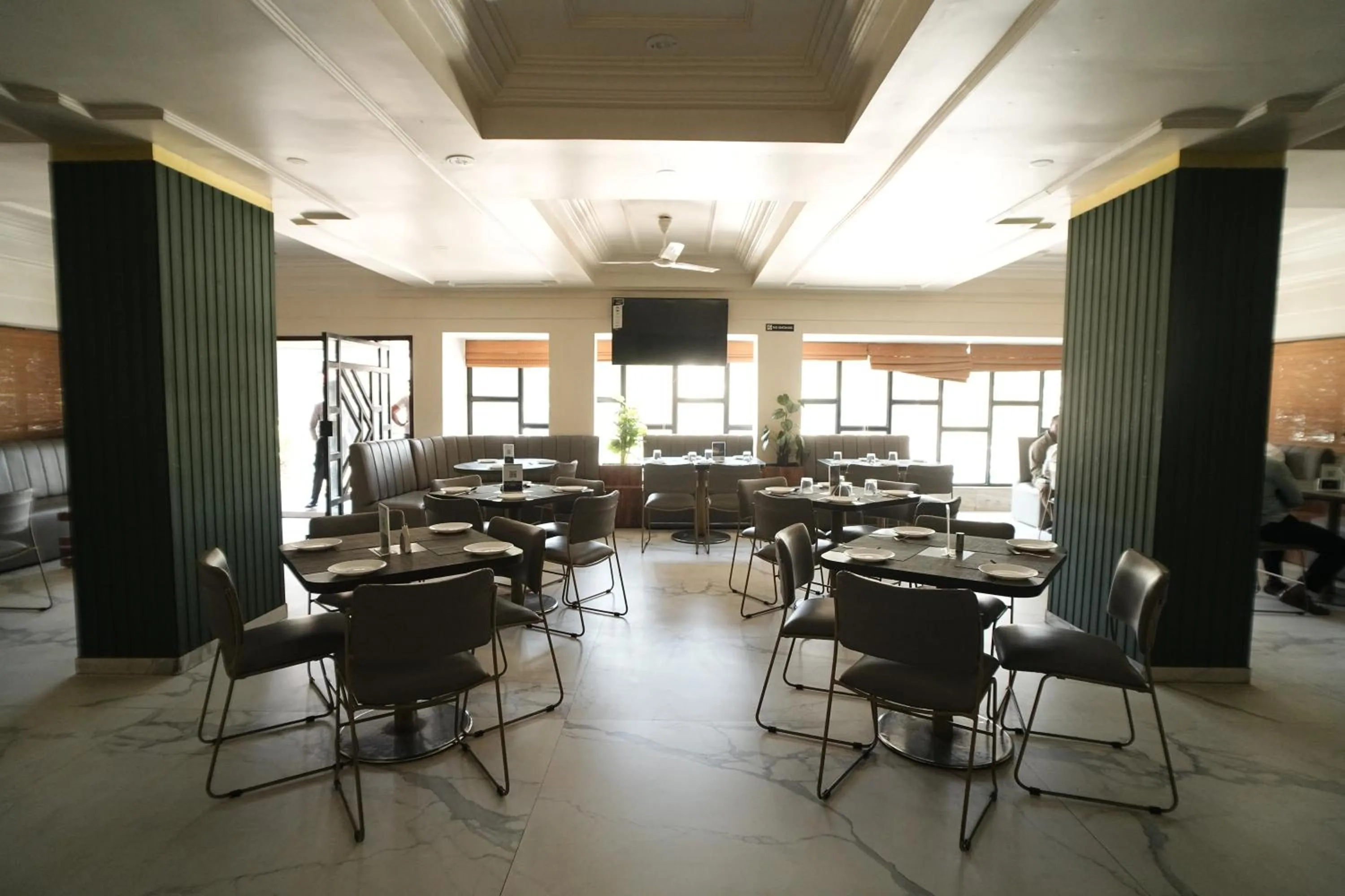 Restaurant/places to eat in Hotel Kartiki