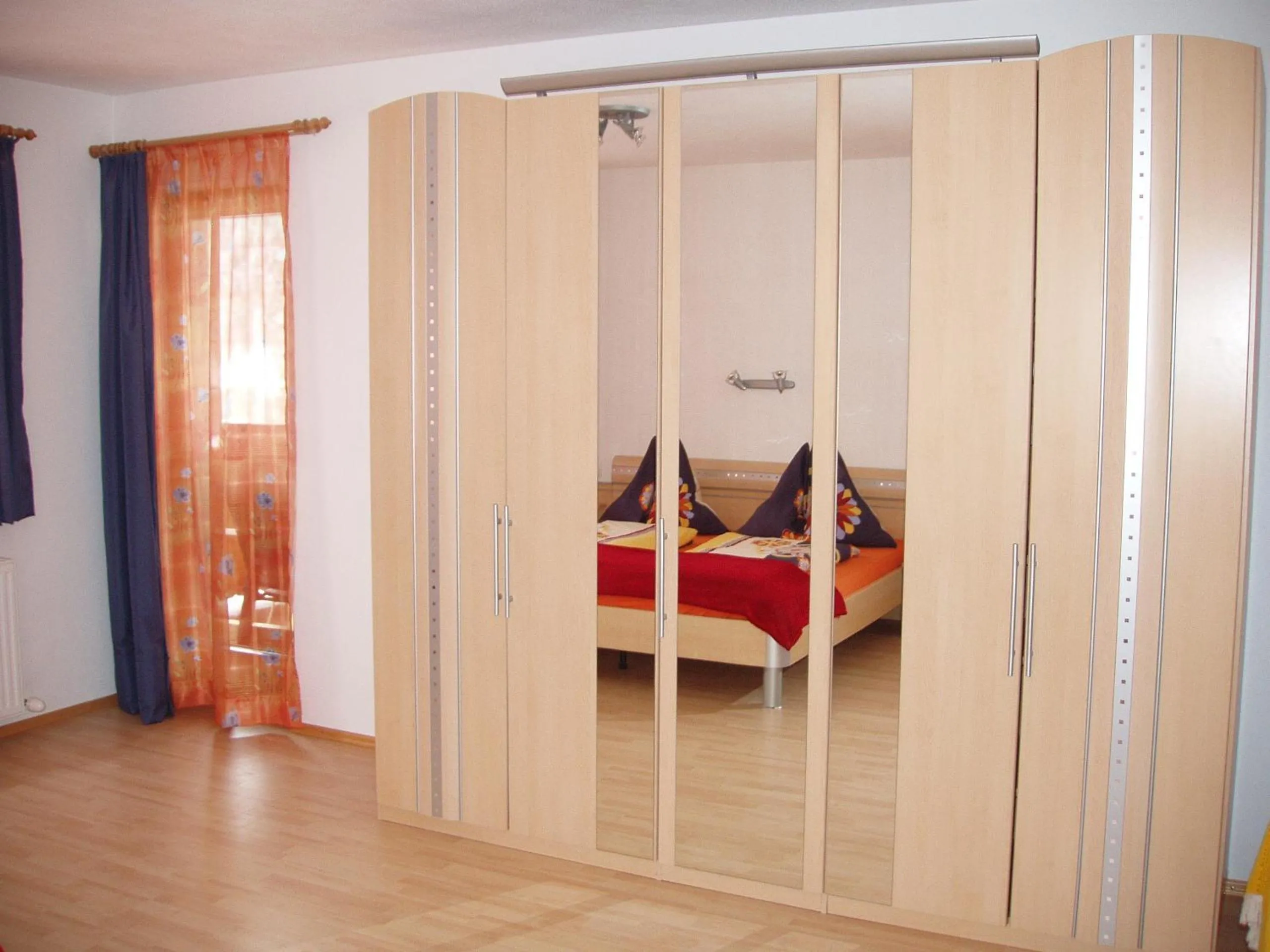 Bed in Ferienwohnung Wohlfartstätter