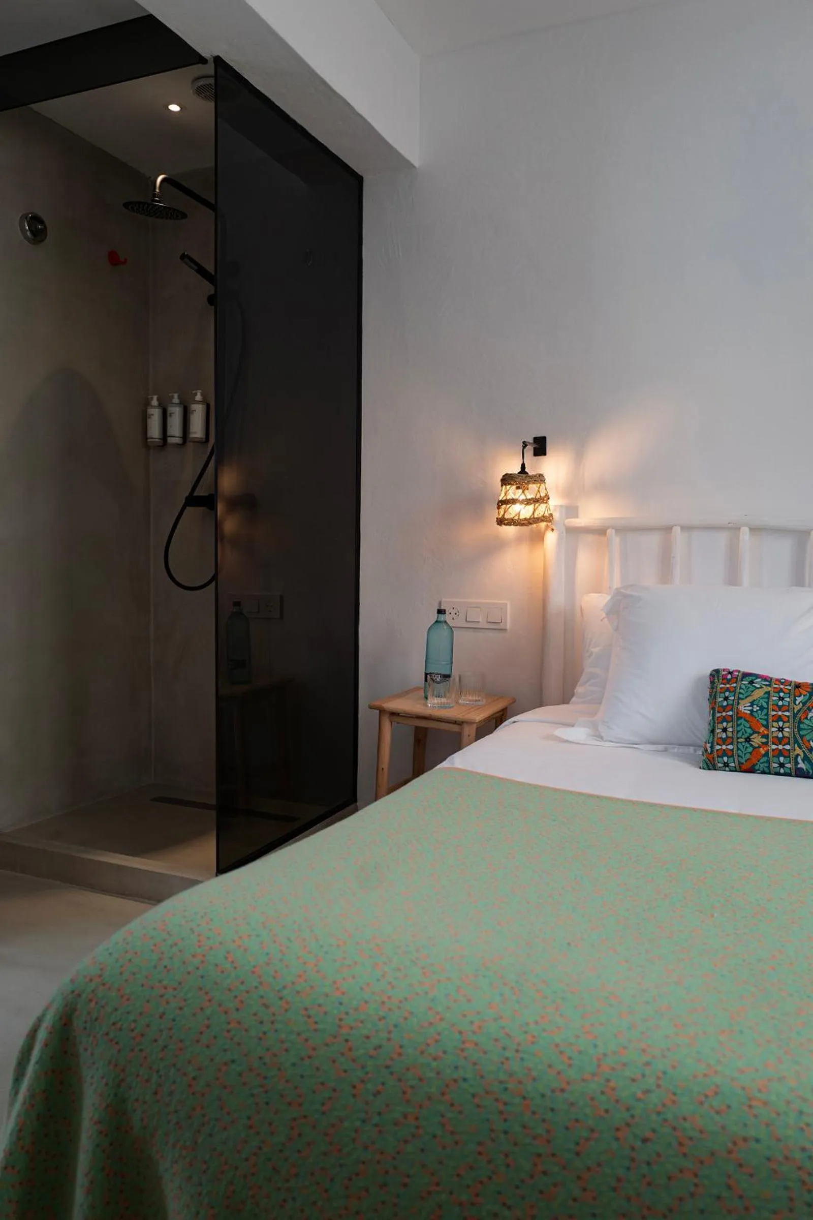 Shower, Bed in Hostal Mar y Sal