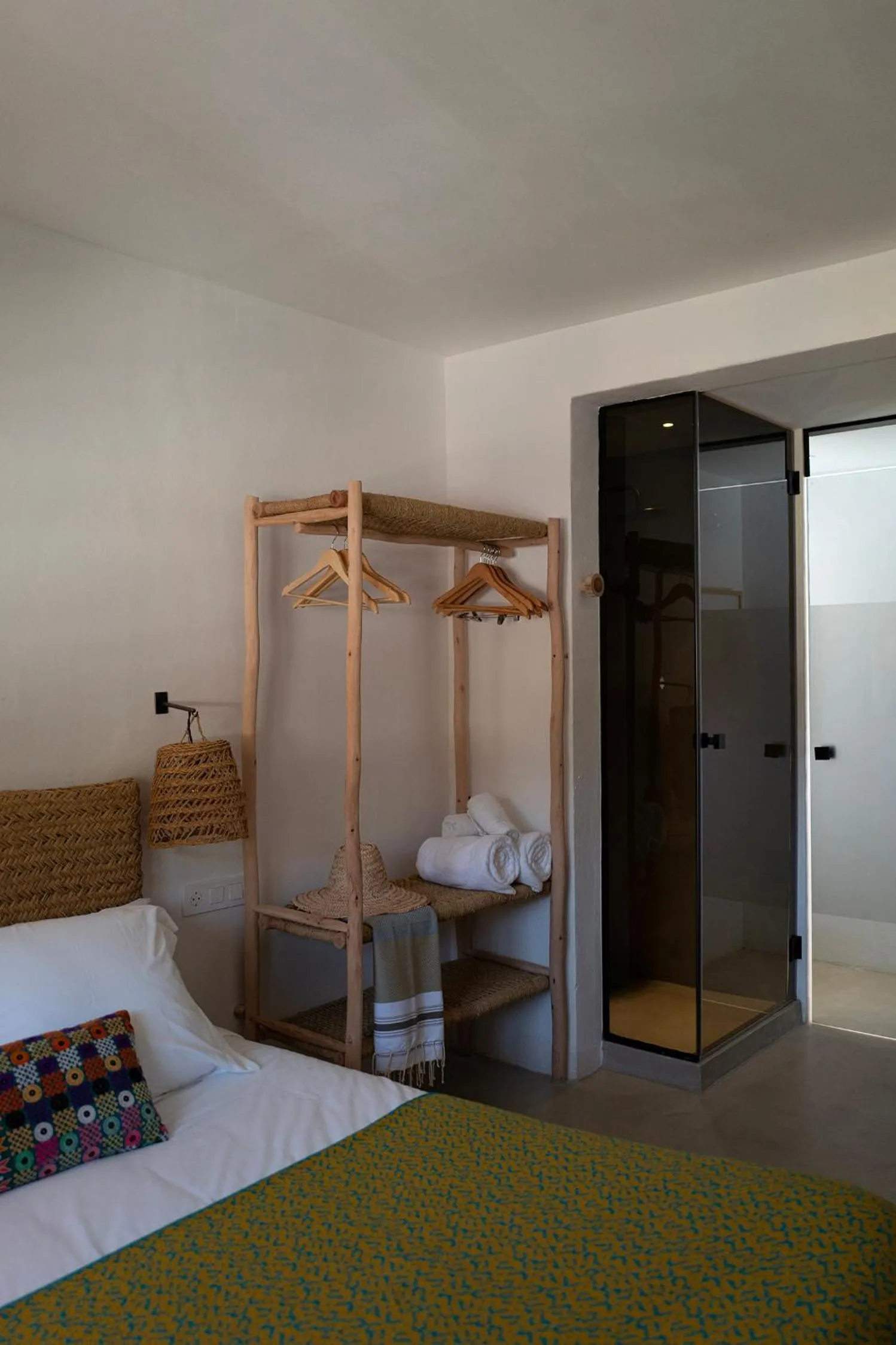 Shower, Bed in Hostal Mar y Sal
