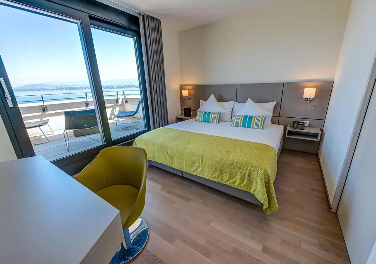 Junior Suite in Lake Geneva Hotel Junior Suite in Lake Geneva Hotel