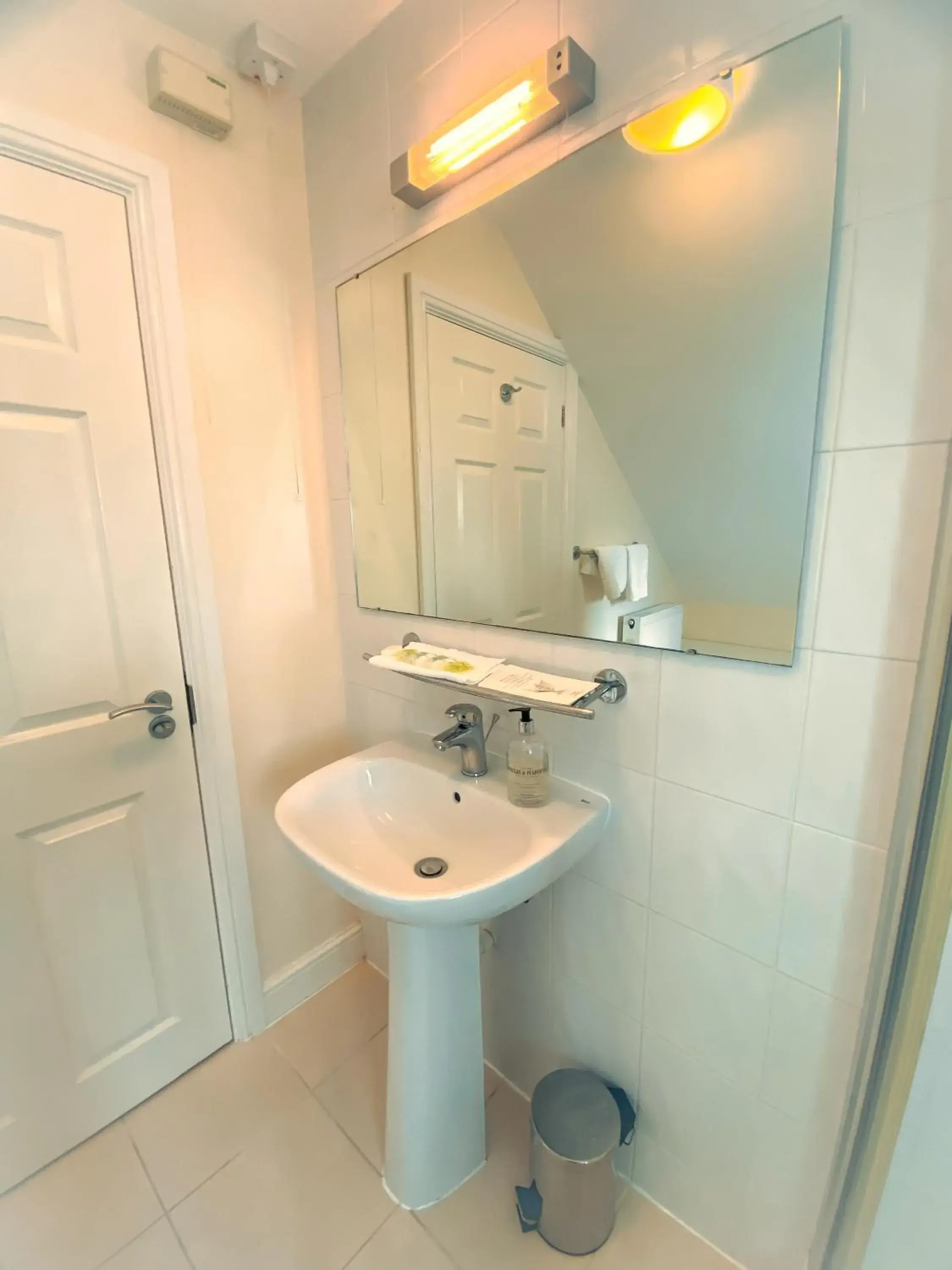 Large Twin Room in Hawk House Large Twin Room in Hawk House