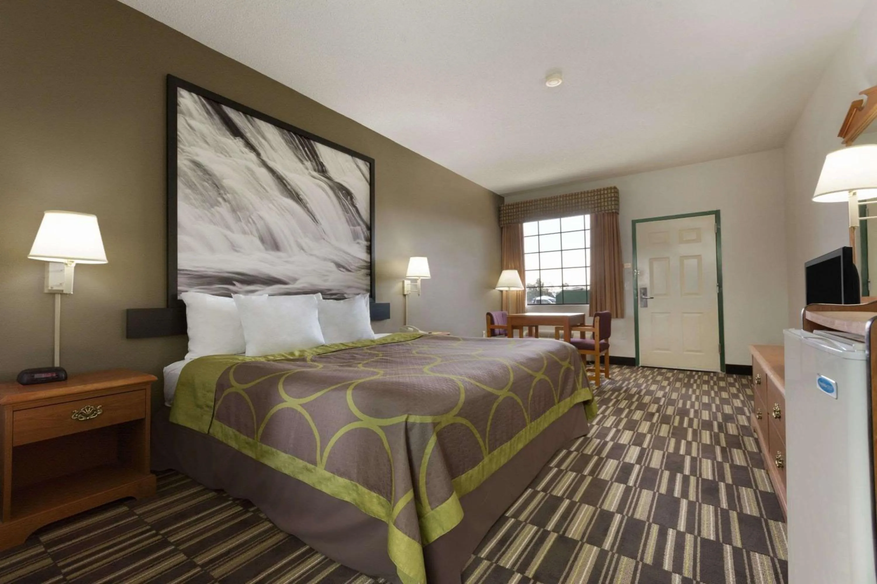 Photo of the whole room, Bed in Super 8 by Wyndham Chatsworth/Dalton