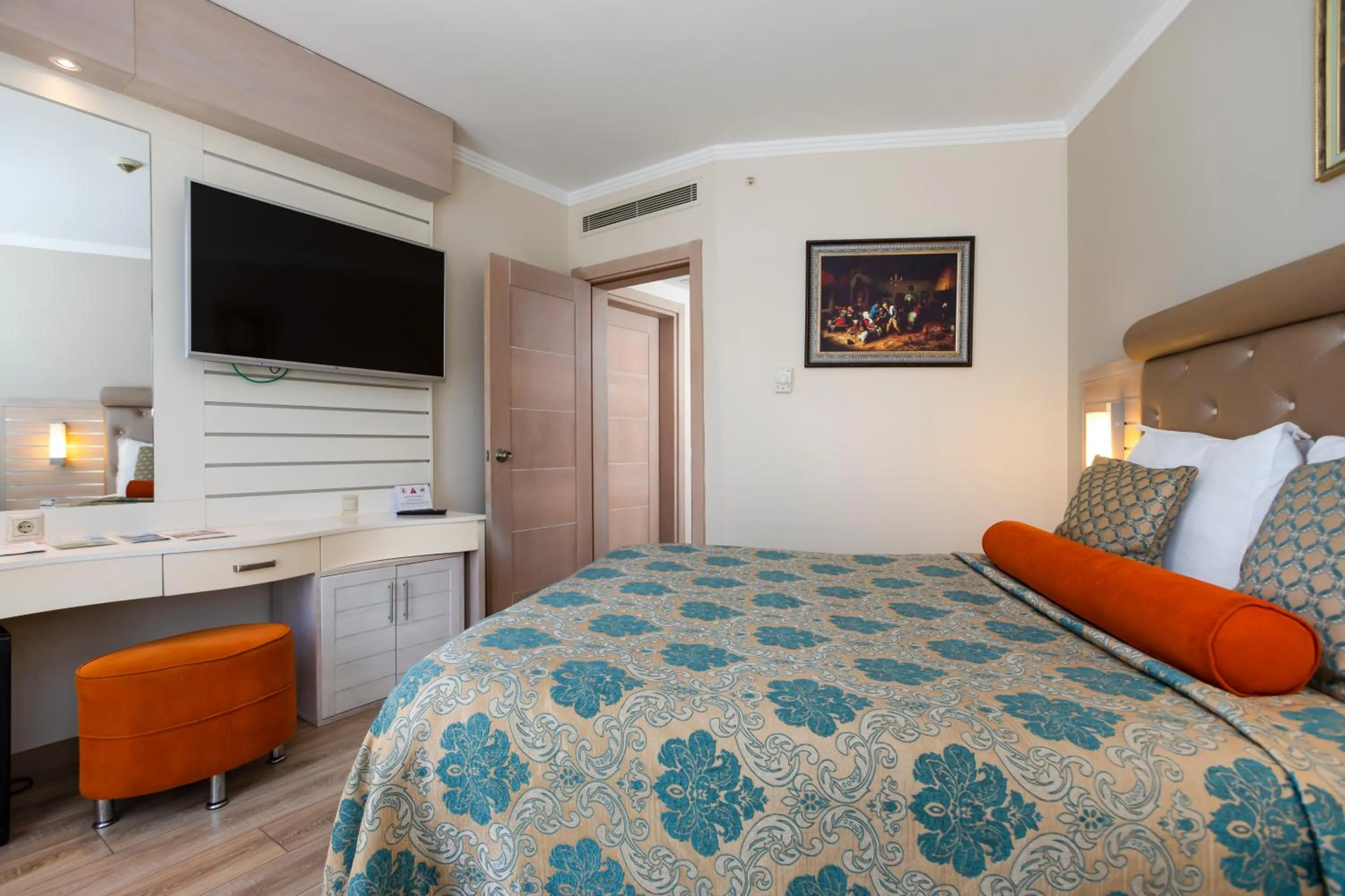 Photo of the whole room, Bed in Orange County Kemer