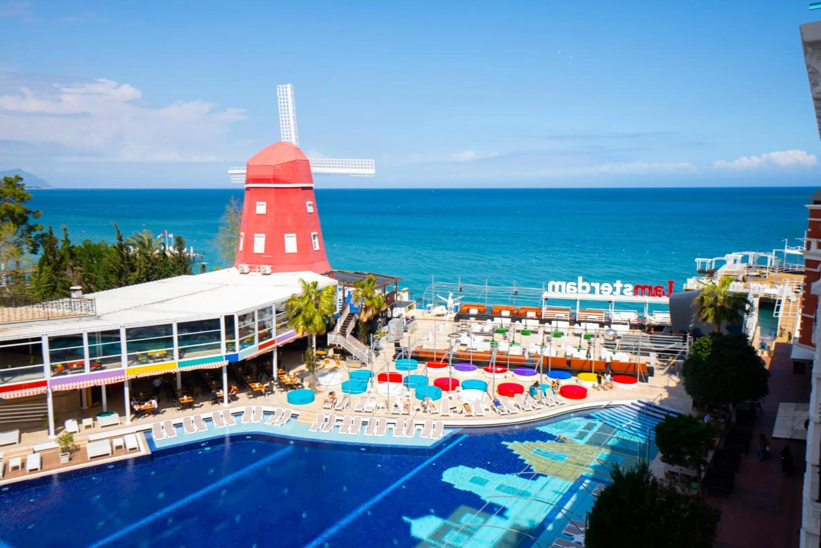 Swimming pool in Orange County Kemer