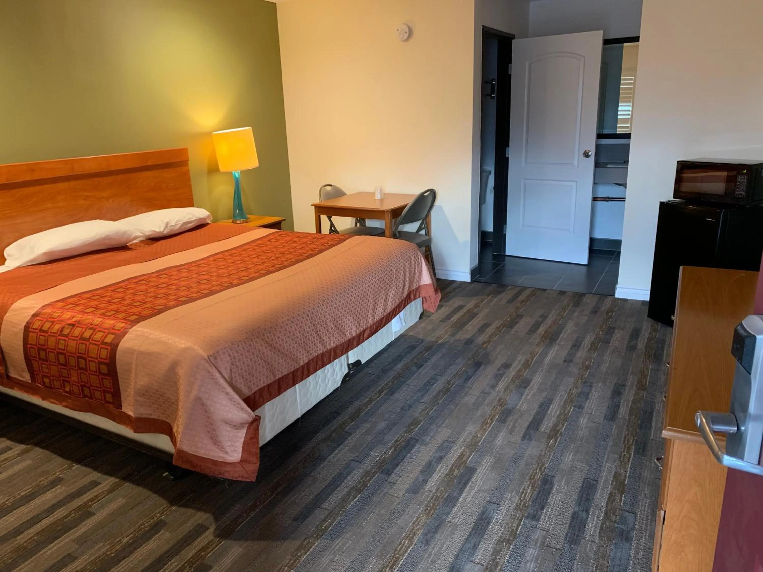 Bed in Desert Inn Motel