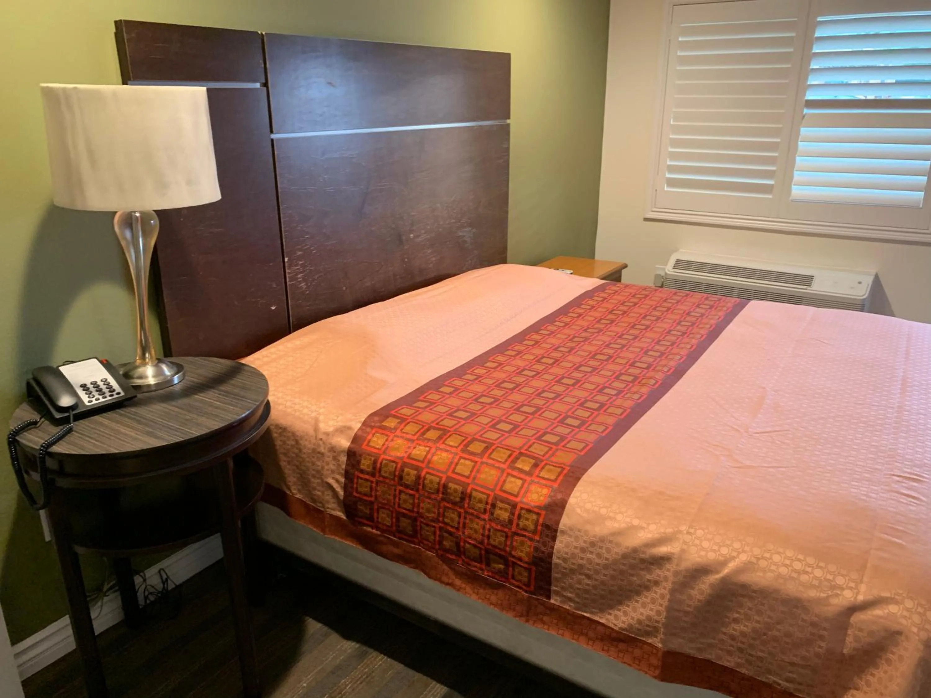 Bedroom, Bed in Desert Inn Motel