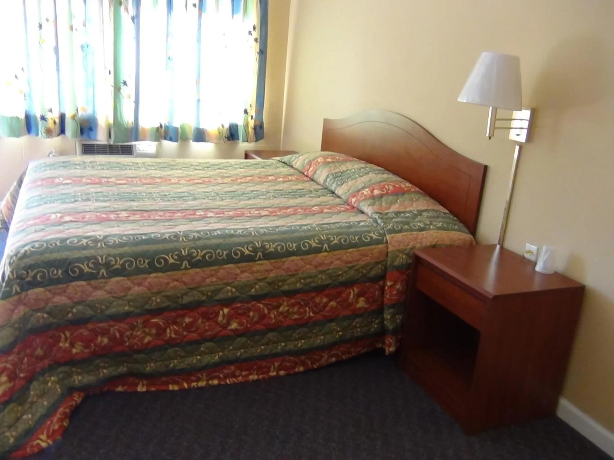 Bed in Desert Inn Motel