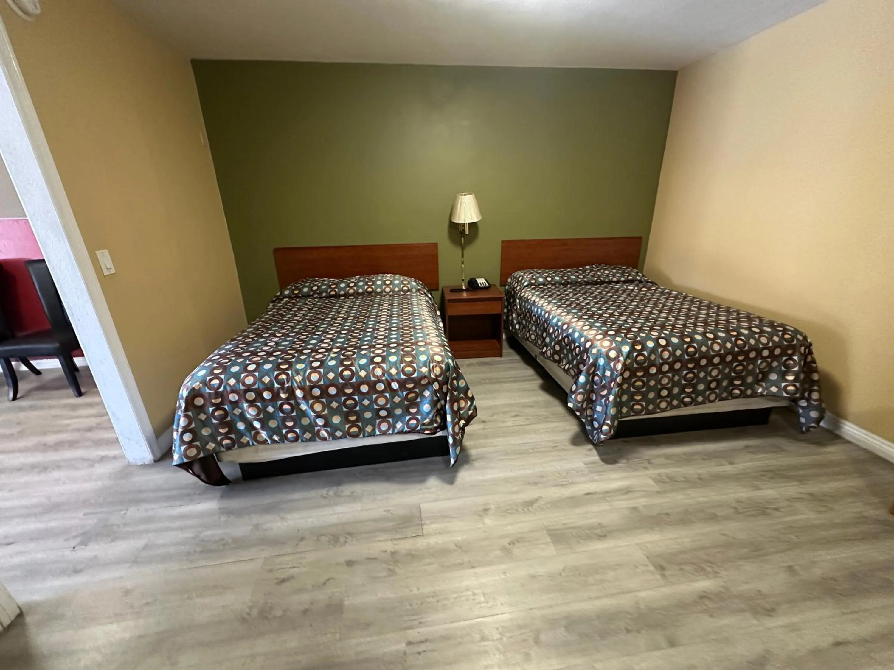 Bed in Desert Inn Motel