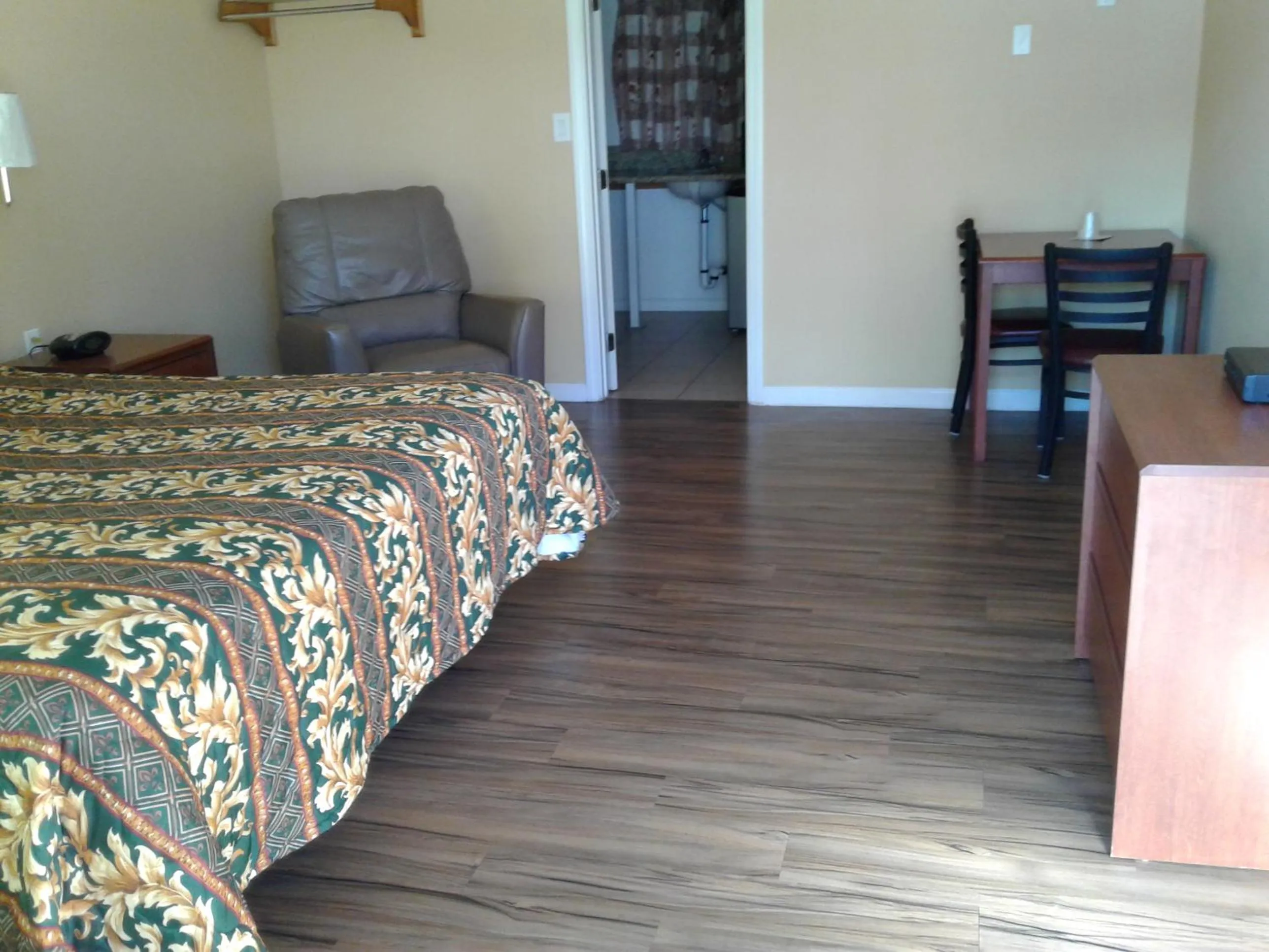 Bed in Desert Inn Motel