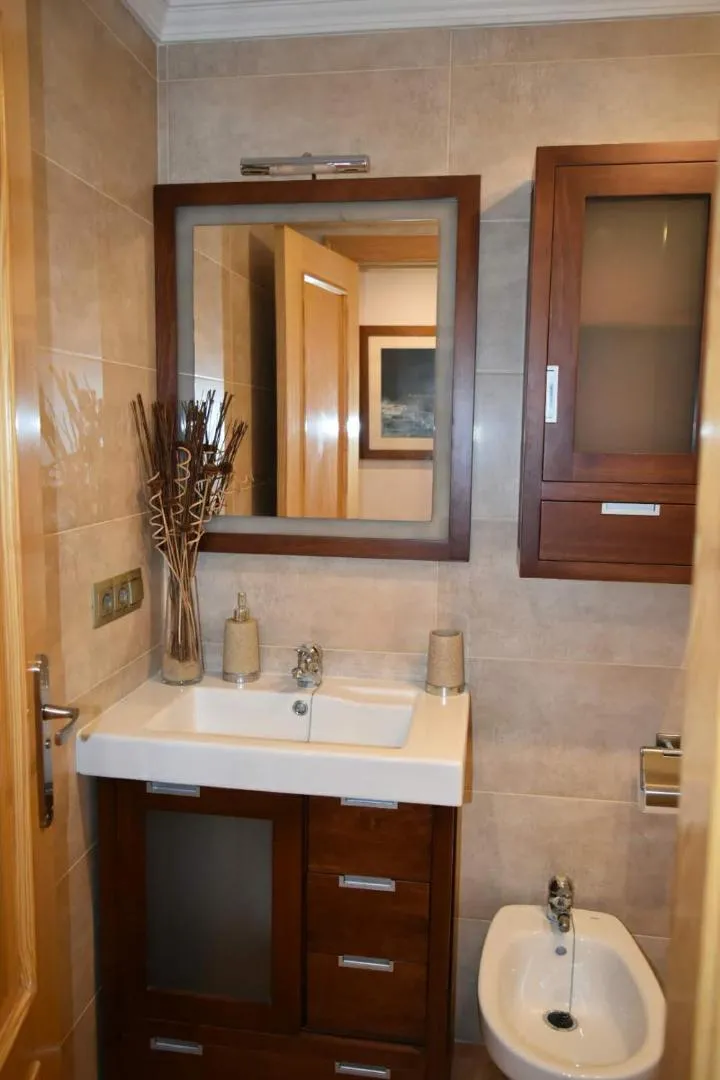Bathroom in Apartamento zona playa de burriana con terraza