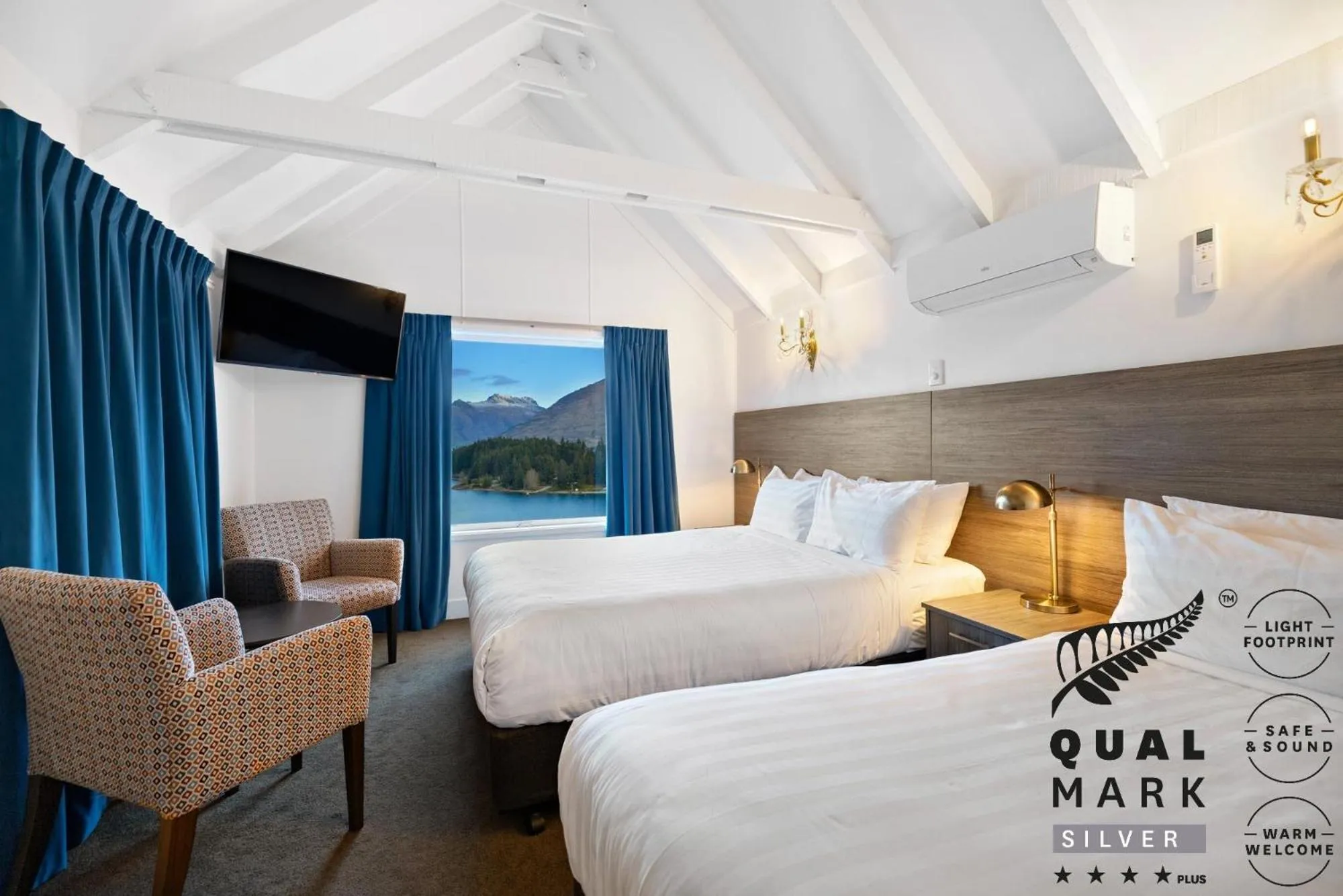 Bed in Lakeview Colonial Motel