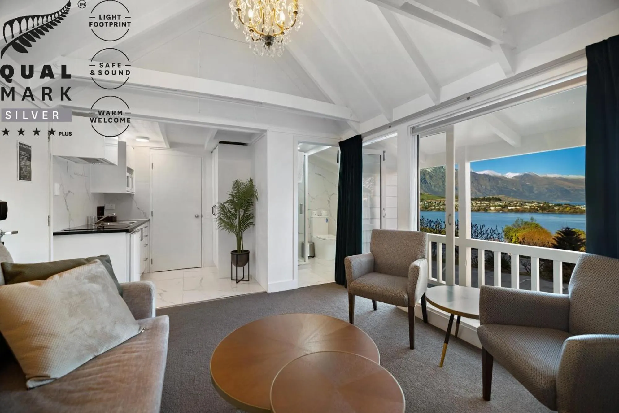 Living room in Lakeview Colonial Motel