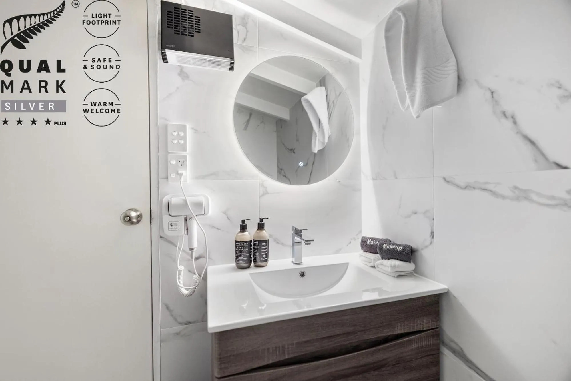 Bathroom in Lakeview Colonial Motel