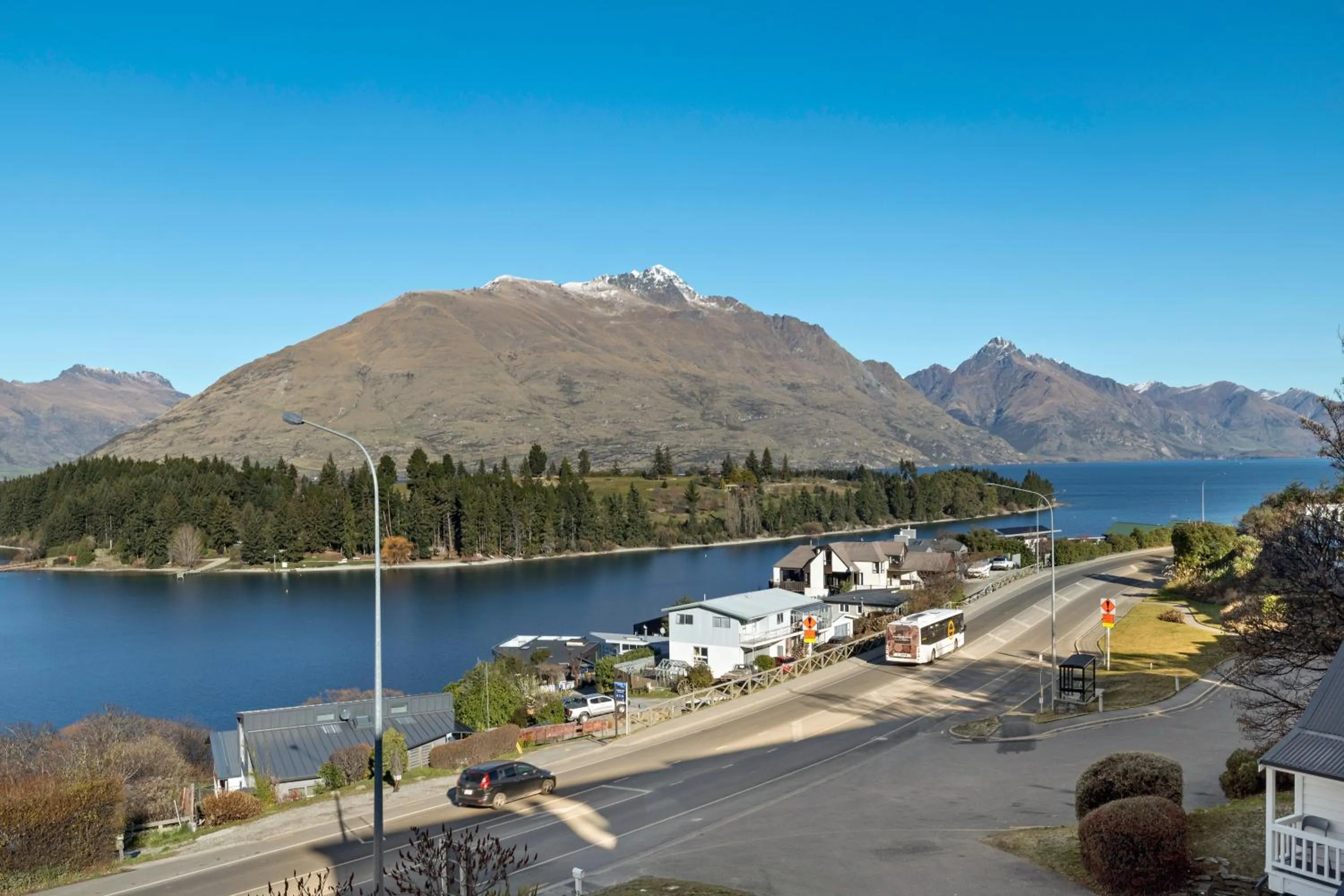 Day in Lakeview Colonial Motel