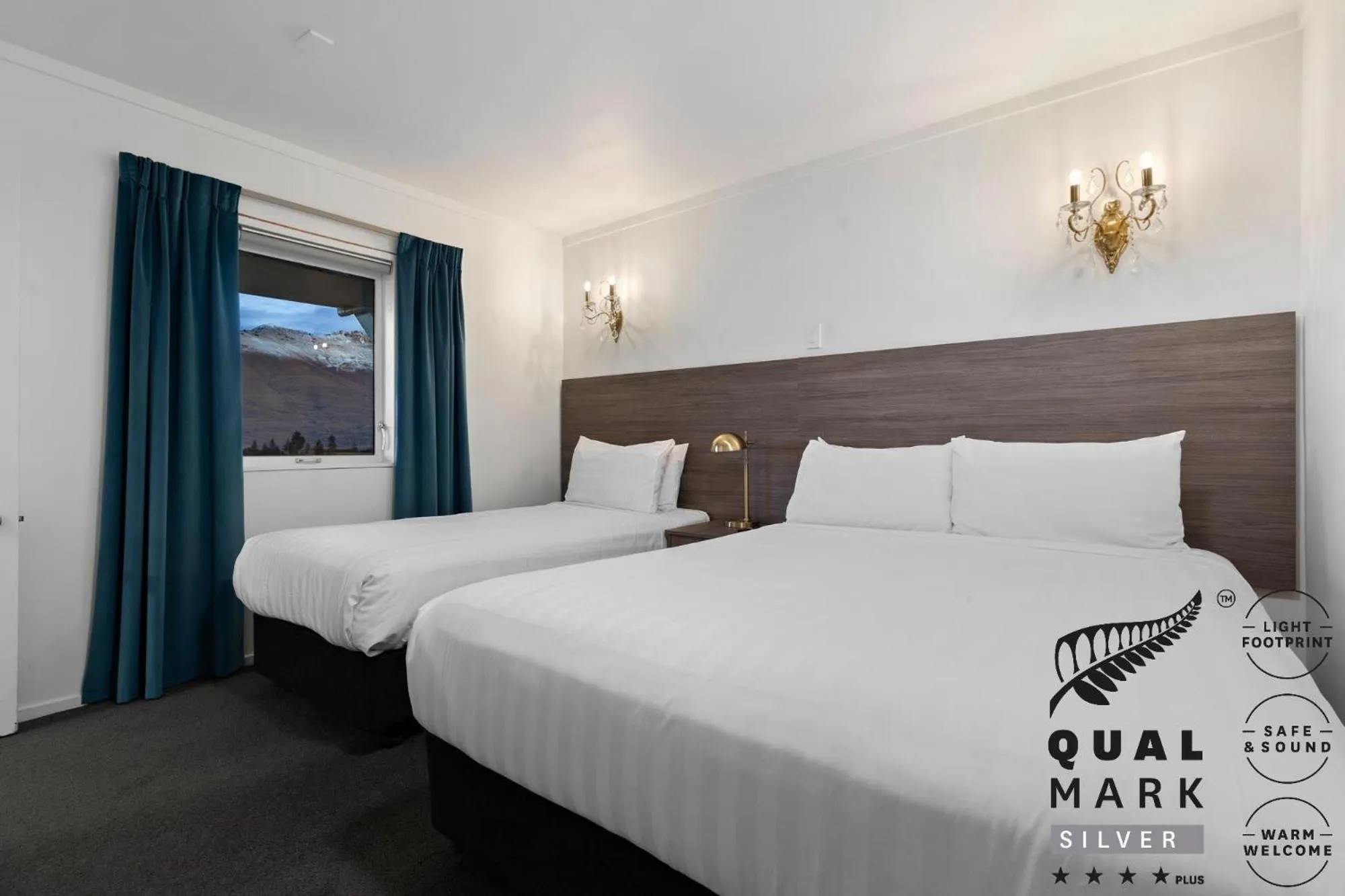 Bed in Lakeview Colonial Motel