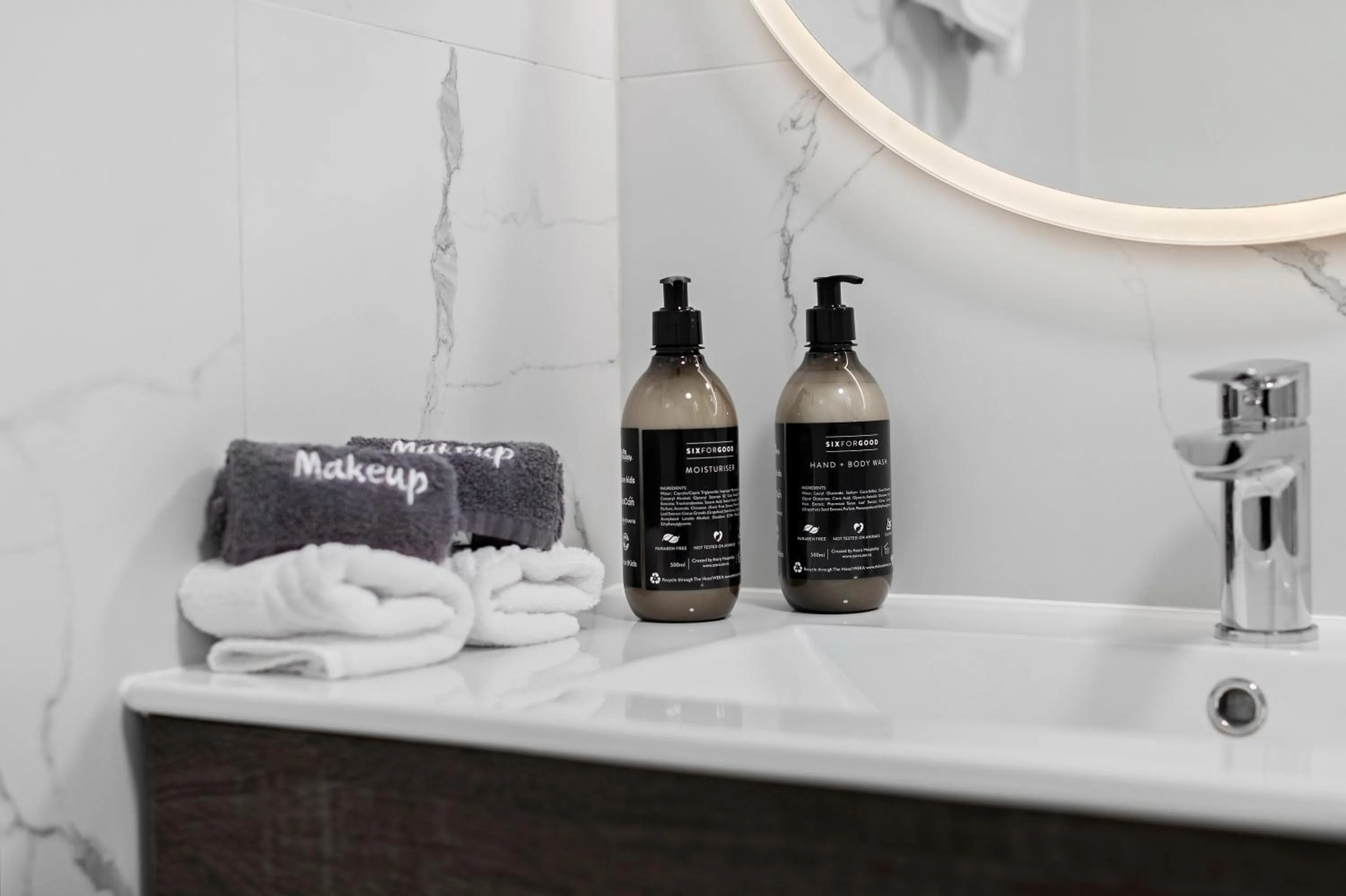 Bathroom in Lakeview Colonial Motel