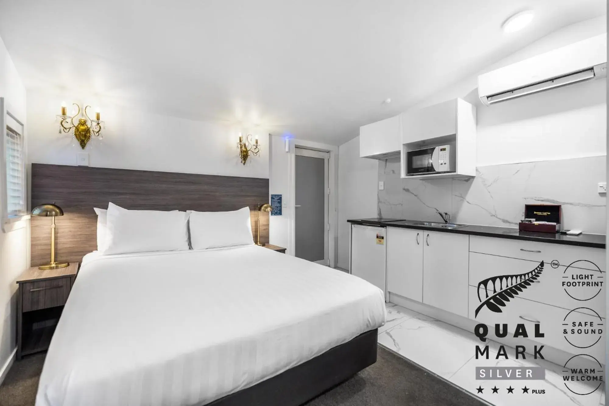 Deluxe King Studio with a Lake and Mountain View in Lakeview Colonial Motel Deluxe King Studio with a Lake and Mountain View in Lakeview Colonial Motel