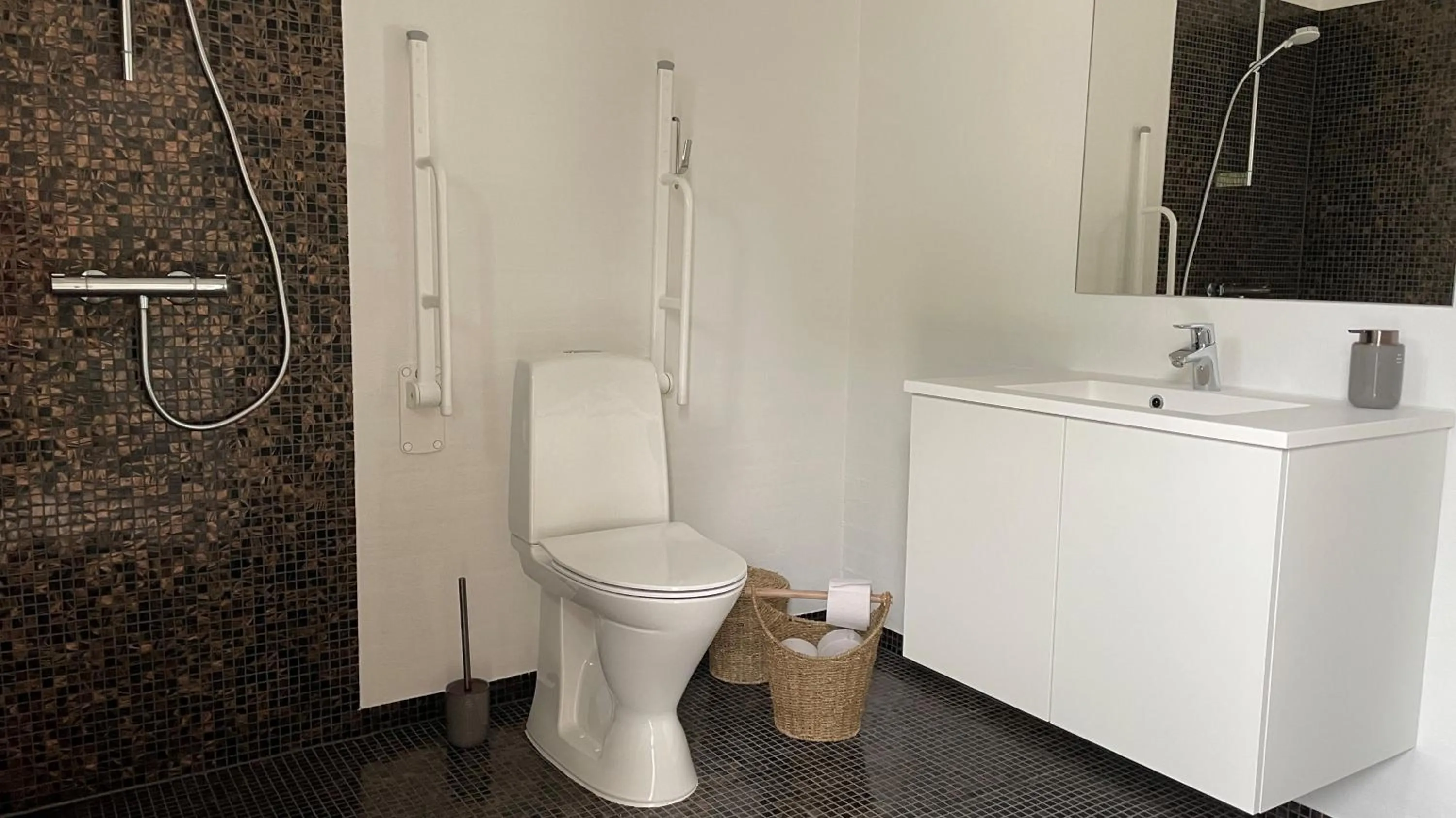 Bathroom in Holiday Rooms Møllebo