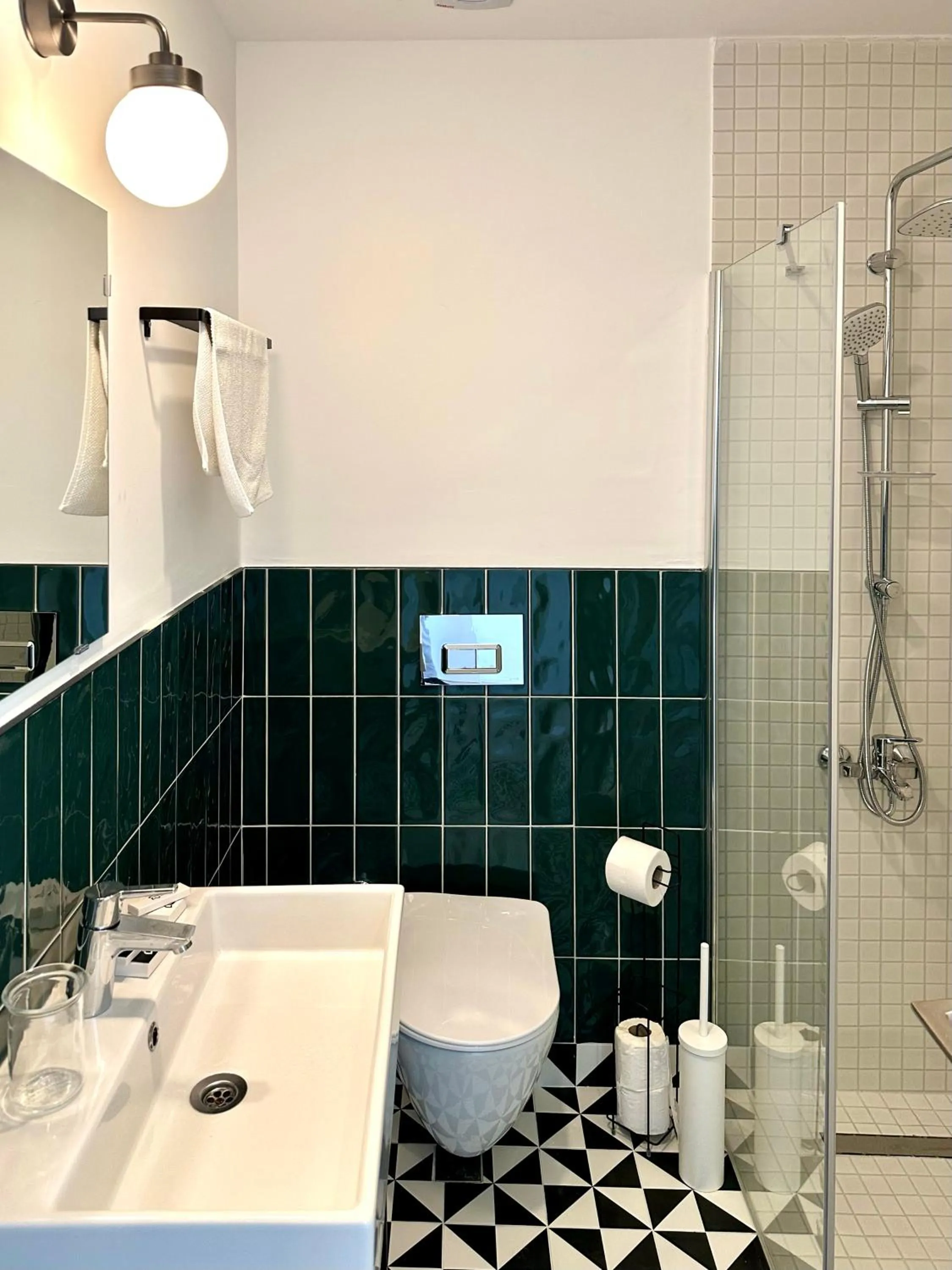 Shower in BE BOLD HOSTEL