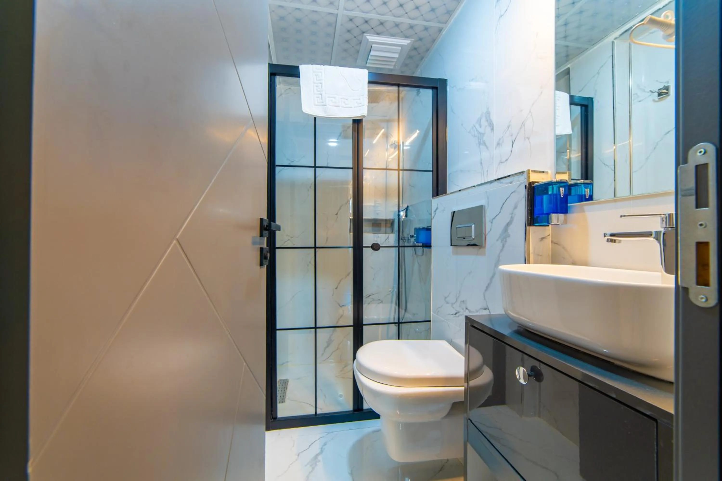 Toilet in Miss Royal Hotel & SPA