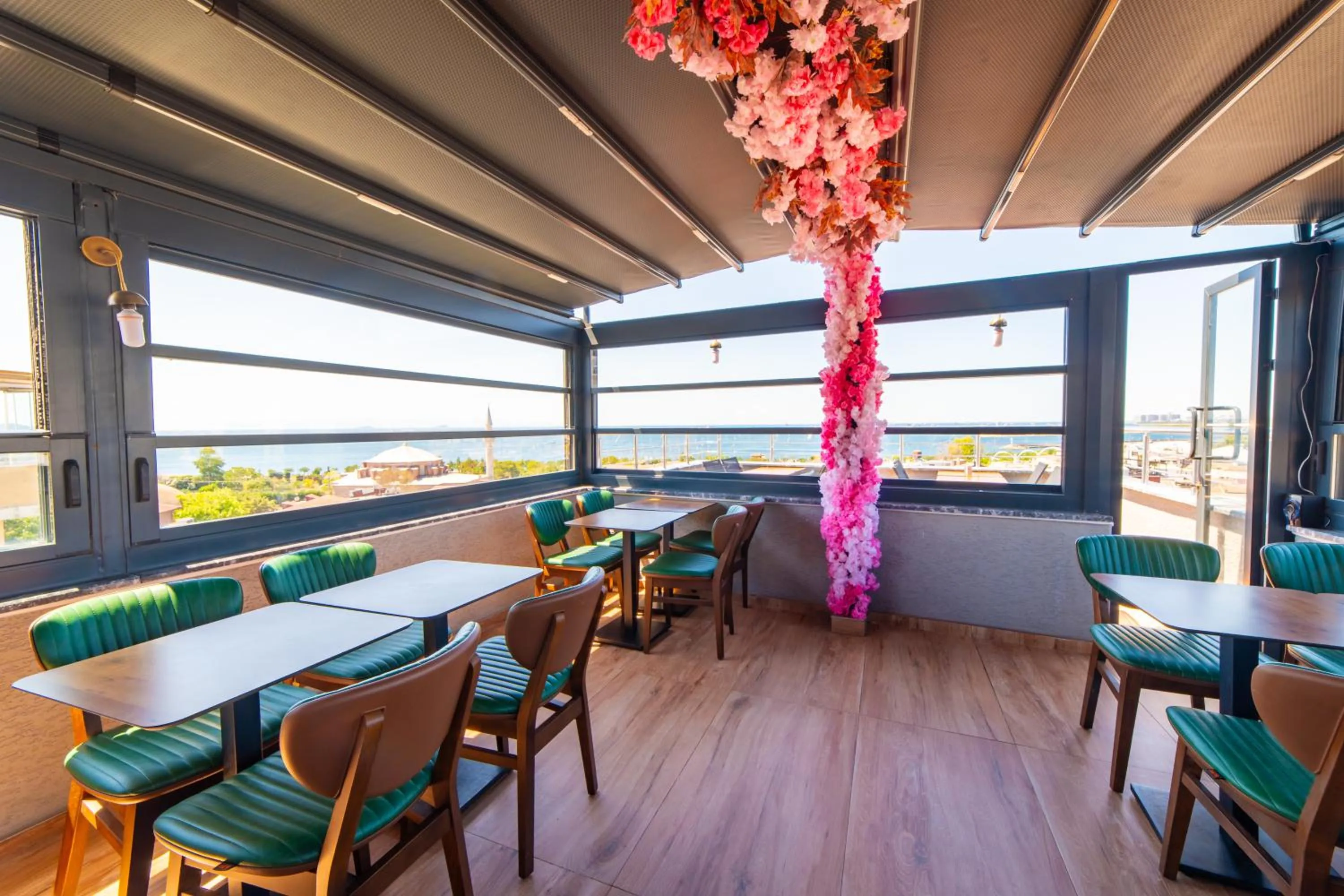 Restaurant/places to eat in Miss Royal Hotel & SPA