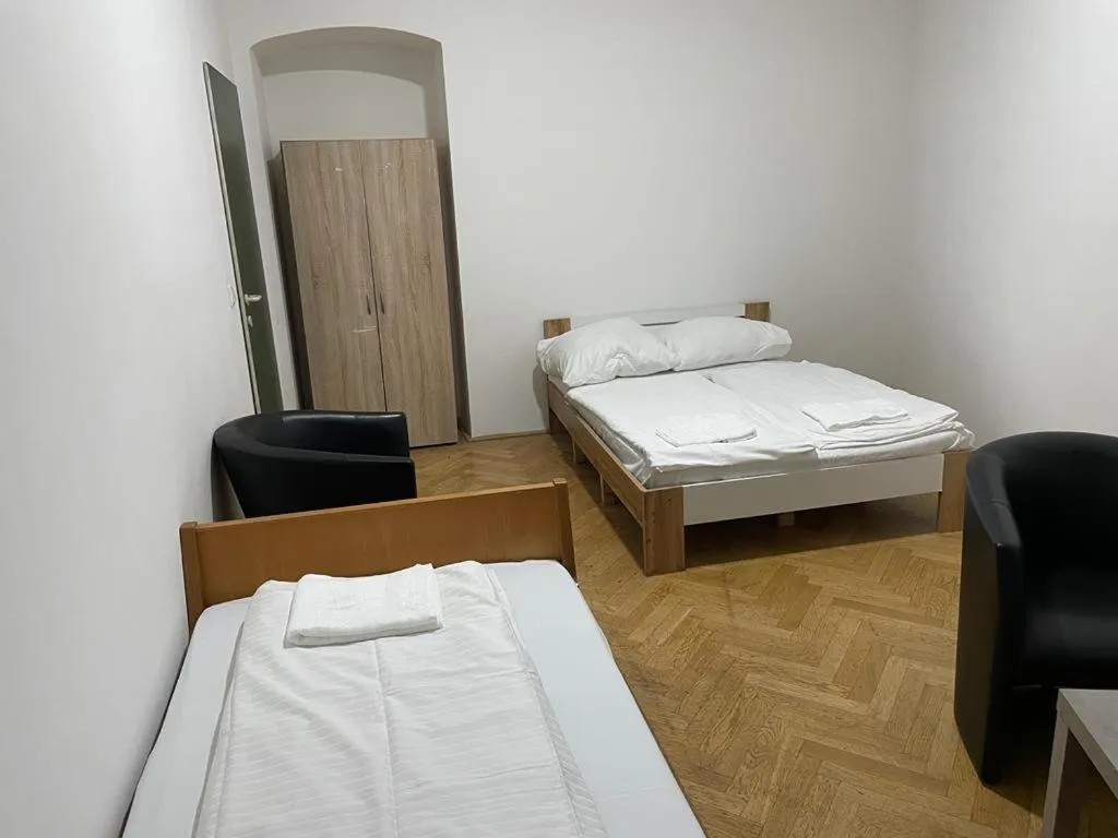 Photo of the whole room, Bed in easybook-in