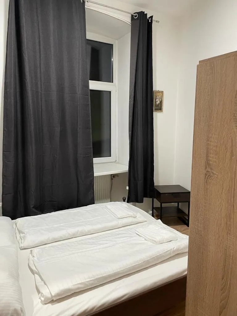 Photo of the whole room, Bed in easybook-in