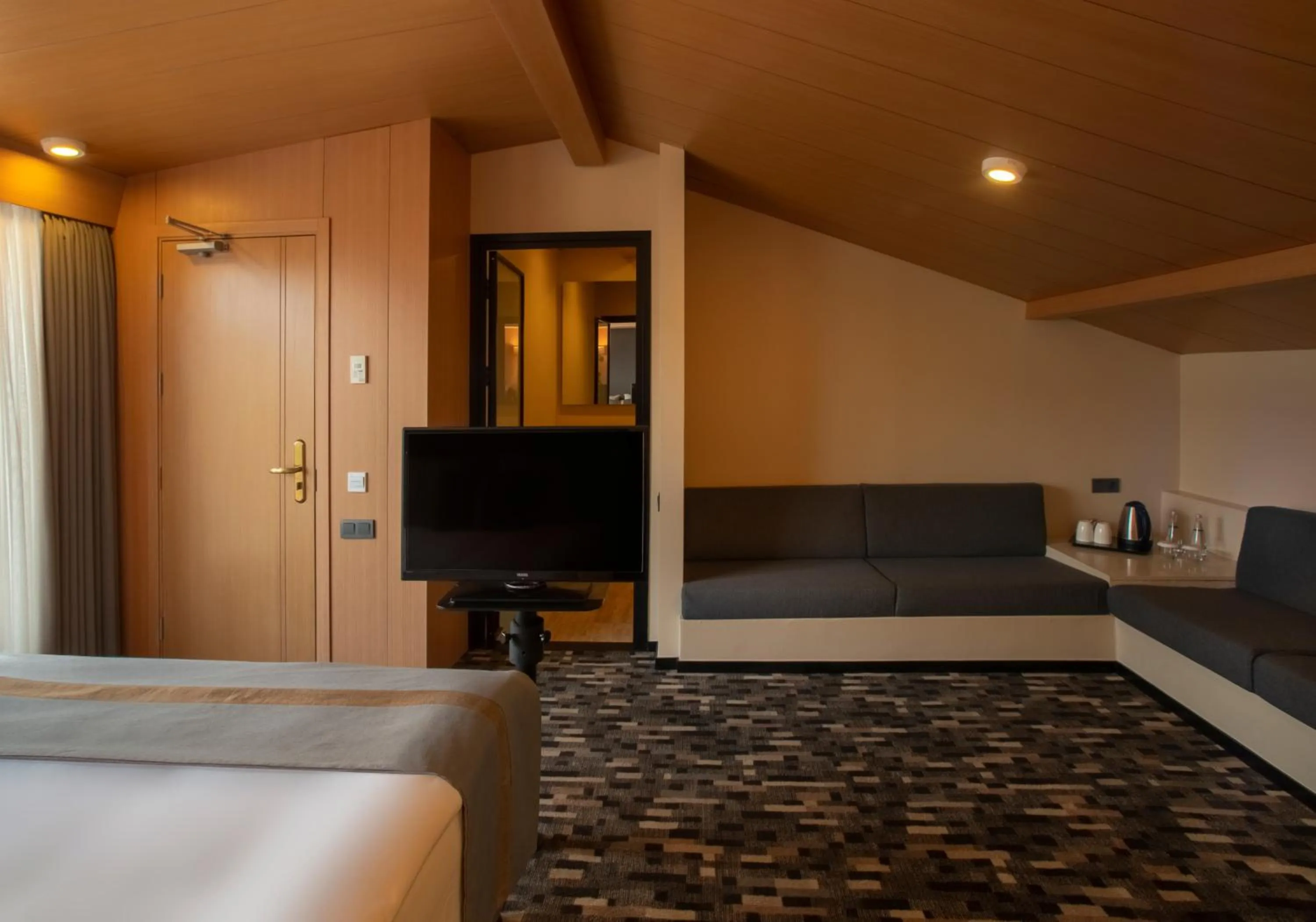 Seating area, Bed in Tan Hotel - Special Category