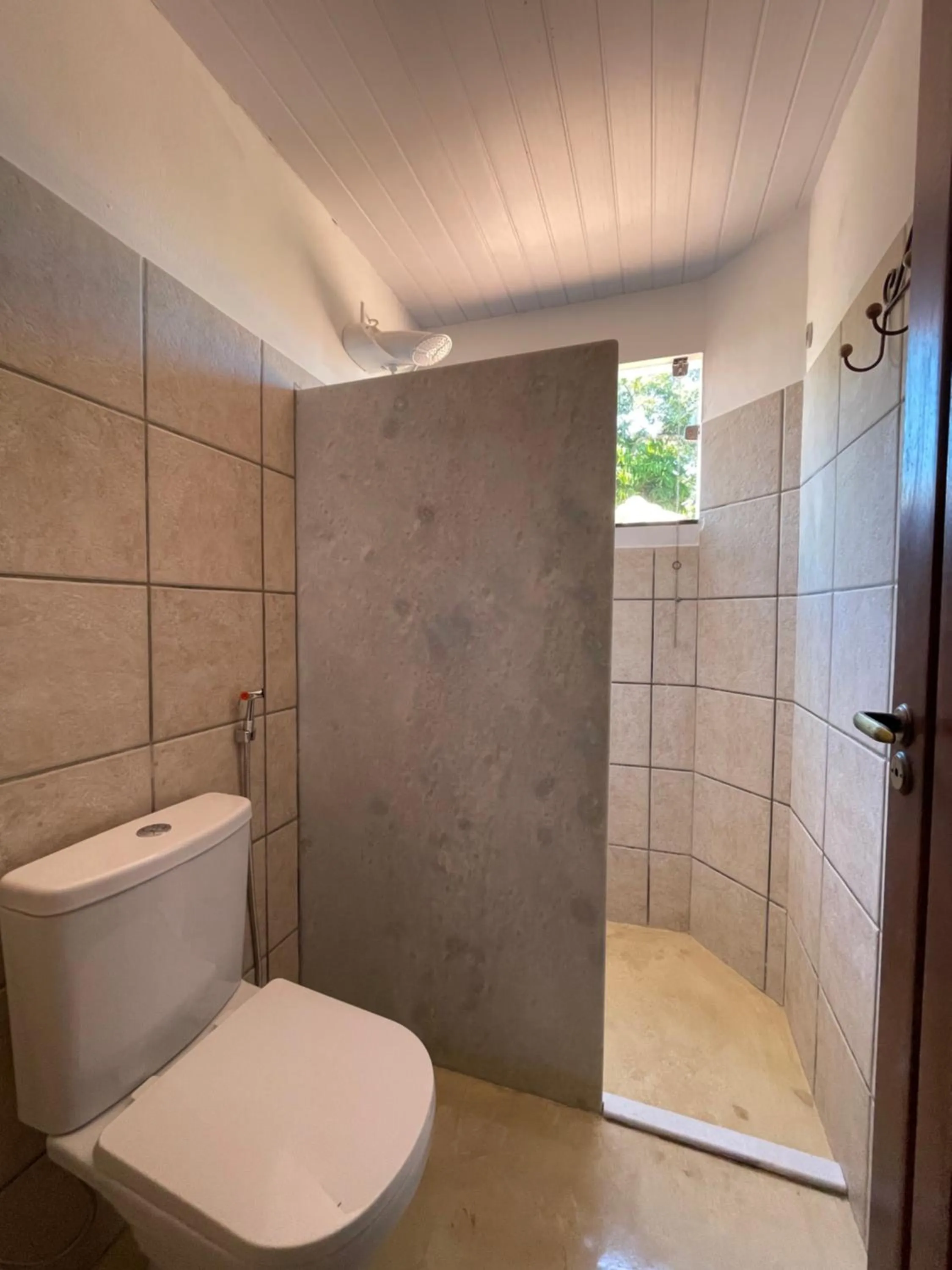 Bathroom in Pousada Arraial Colonial, Localizada no Centrinho e de Fácil Acesso a Praia e a Rua Mucugê