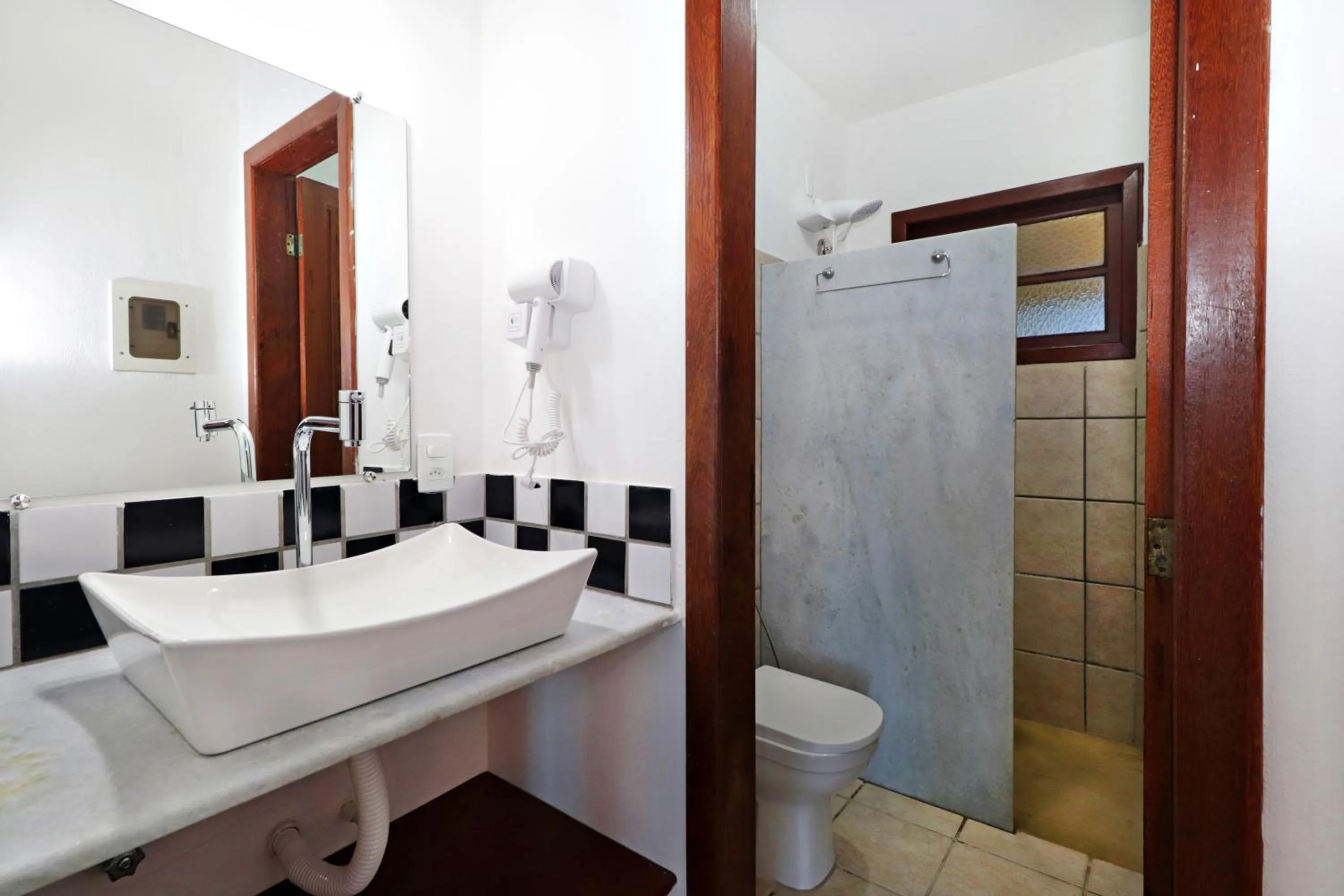 Shower in Pousada Arraial Colonial, Localizada no Centrinho e de Fácil Acesso a Praia e a Rua Mucugê