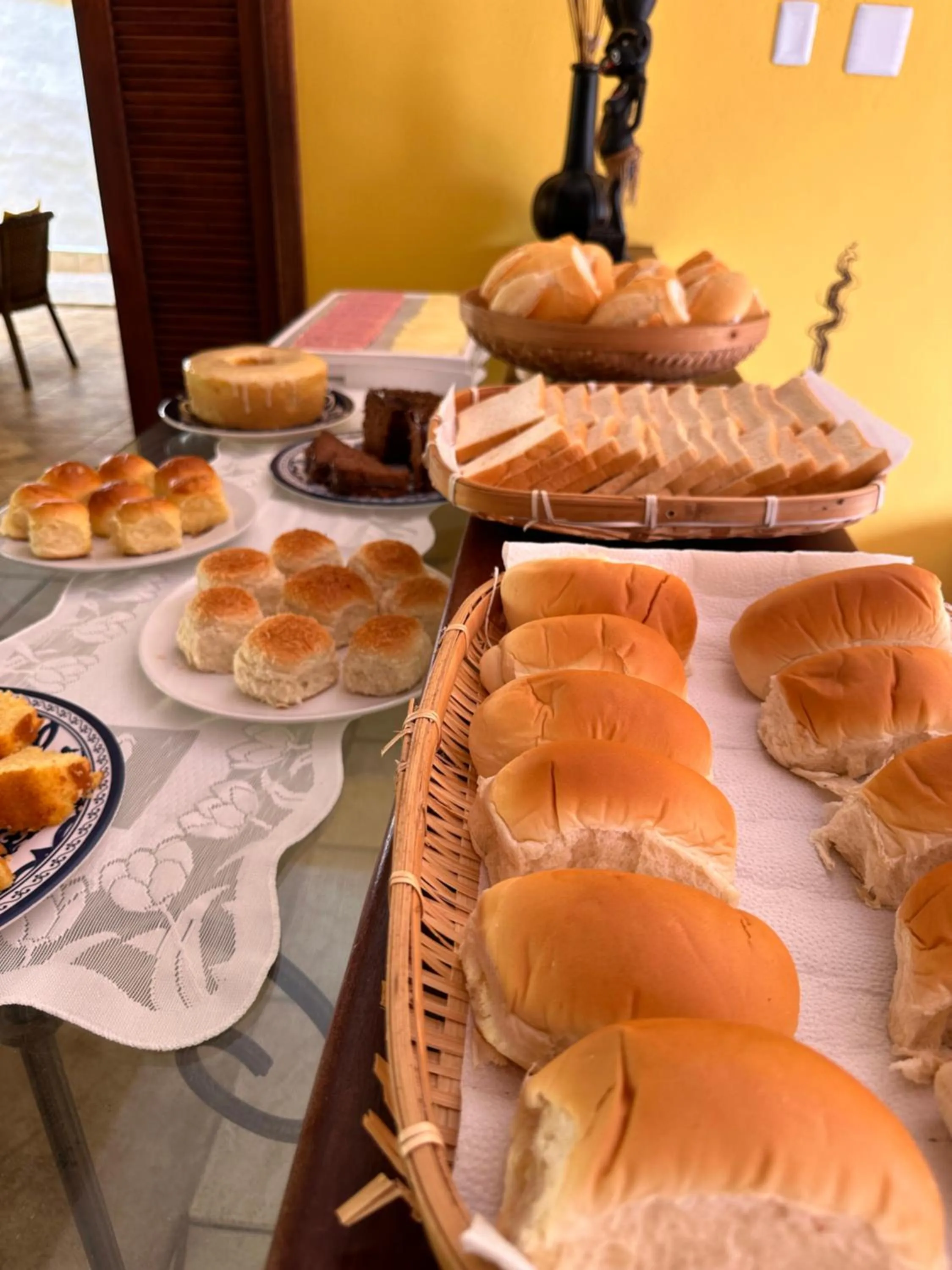 Breakfast in Pousada Arraial Colonial, Localizada no Centrinho e de Fácil Acesso a Praia e a Rua Mucugê