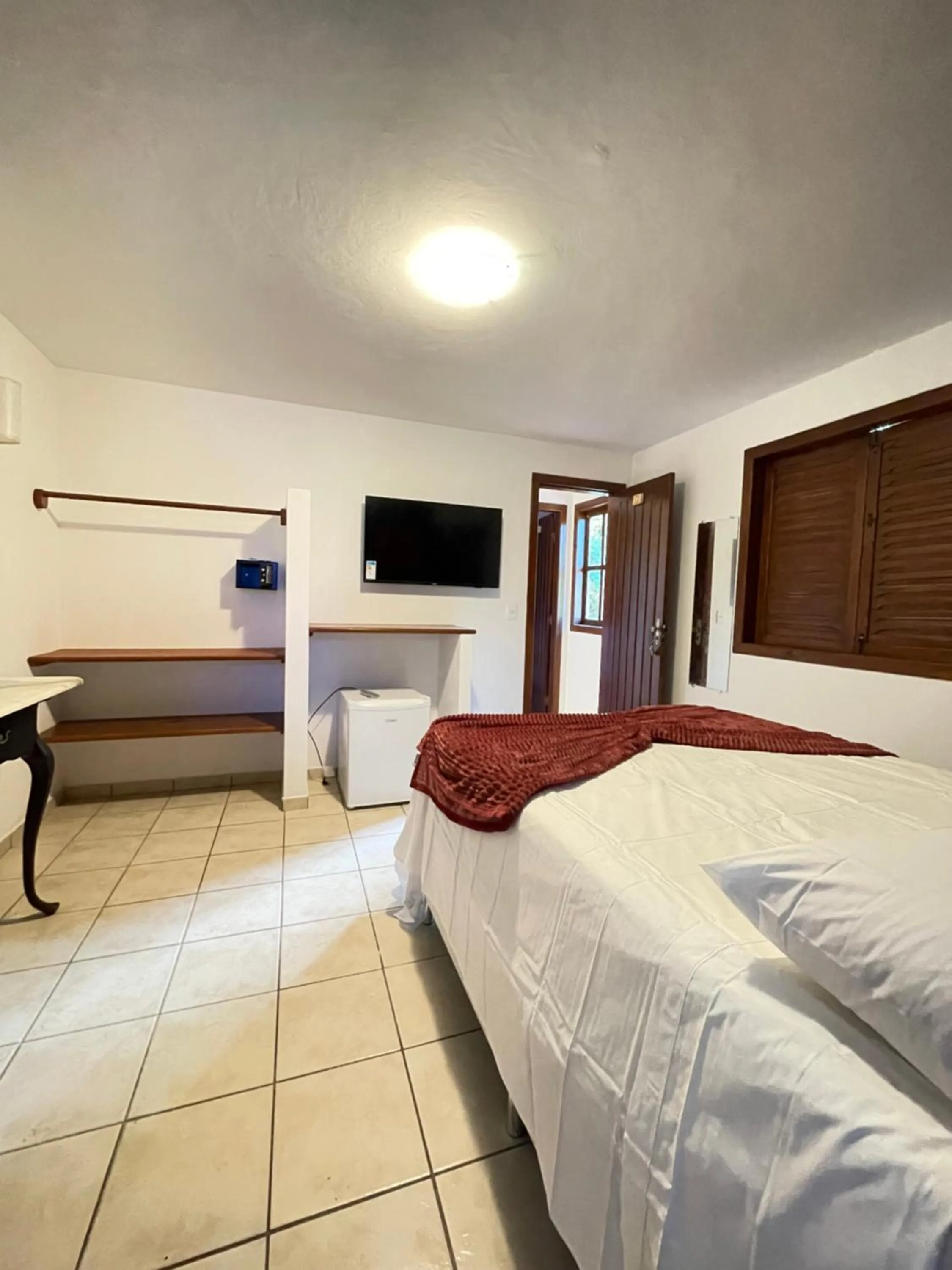 TV and multimedia, Bed in Pousada Arraial Colonial, Localizada no Centrinho e de Fácil Acesso a Praia e a Rua Mucugê